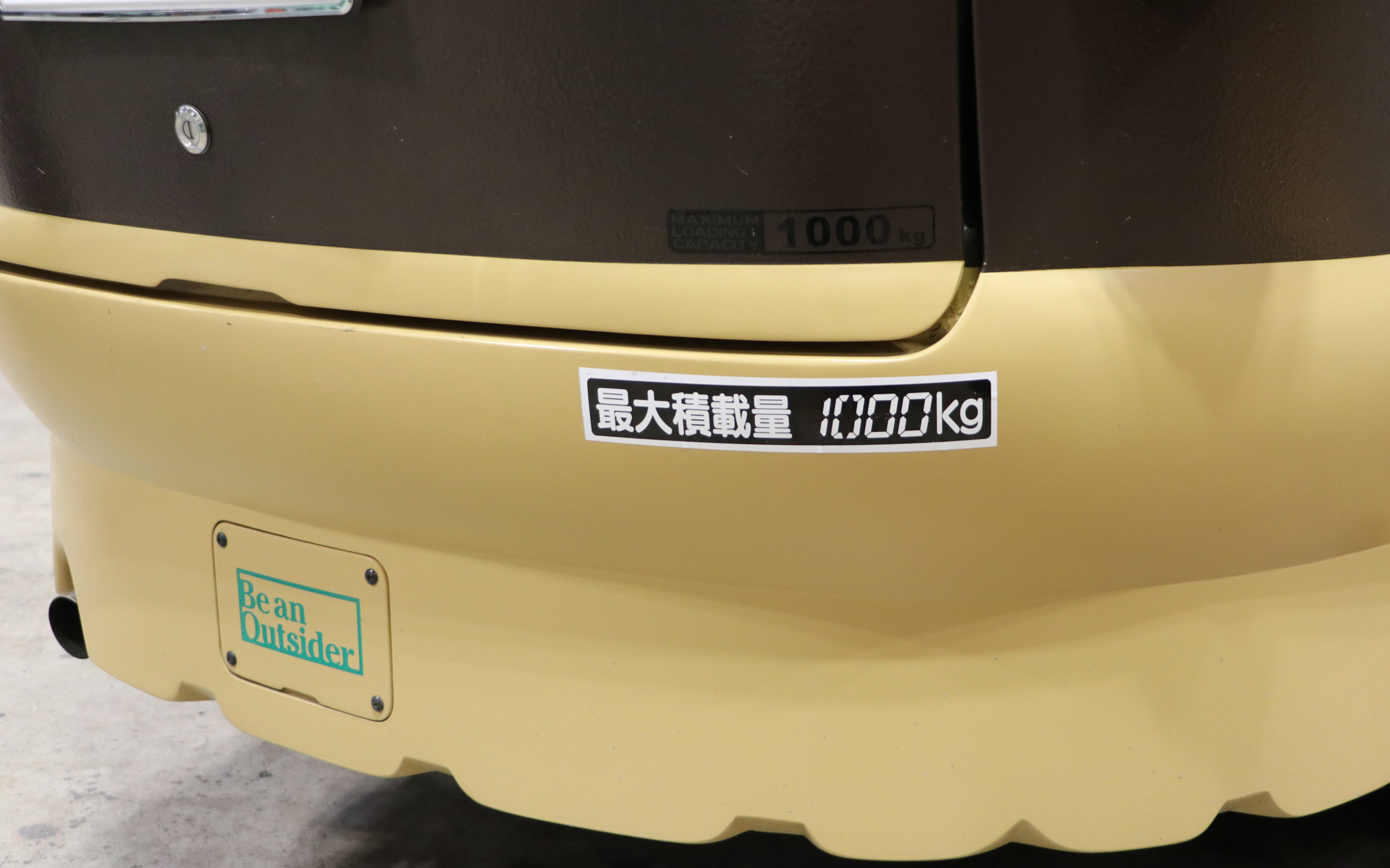最大積載量は1000kgと実用的。なおテールゲートを開けると中は空洞になっていて、イベント出展用のテントやイスが満載してある
