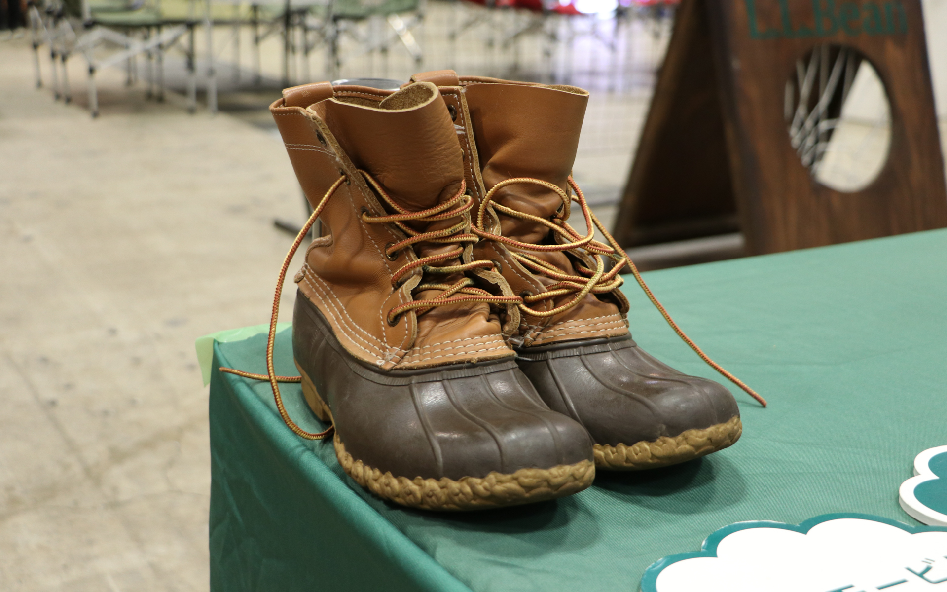 ビーン・ブーツは、ソールとボトムには高品質なラバーを、アッパー部分は雨や雪をはじくフルグレインレザーを採用したL.L.Beanの象徴ともいえるアイテム