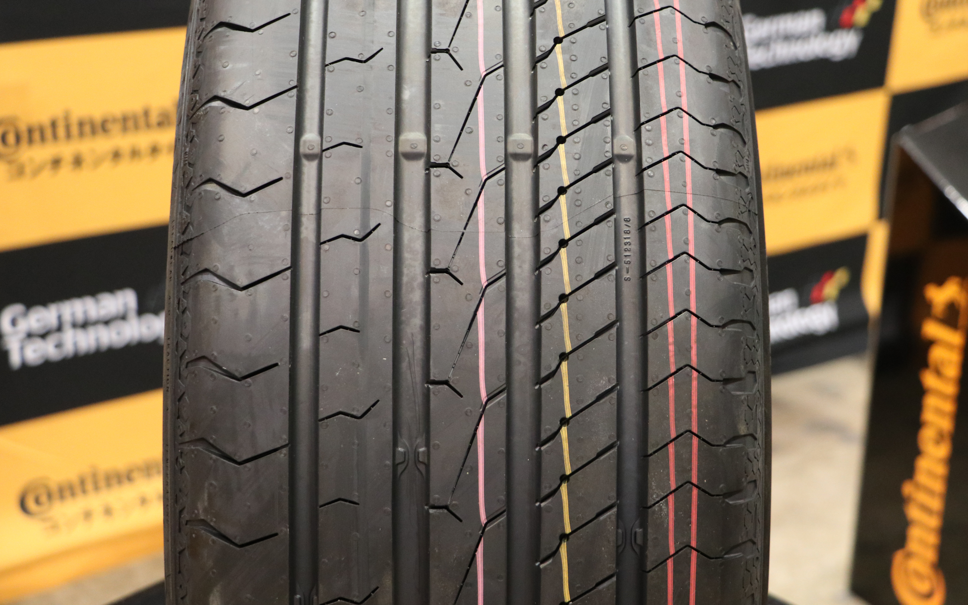 路面との接地面積を最大化し、コーナリングや凹凸のある路面、砂利道でも優れたハンドリングと安定性を実現したほか、強化スチールベルトを採用して路面からの衝撃を吸収しながら形状保持性と方向安定性を向上している