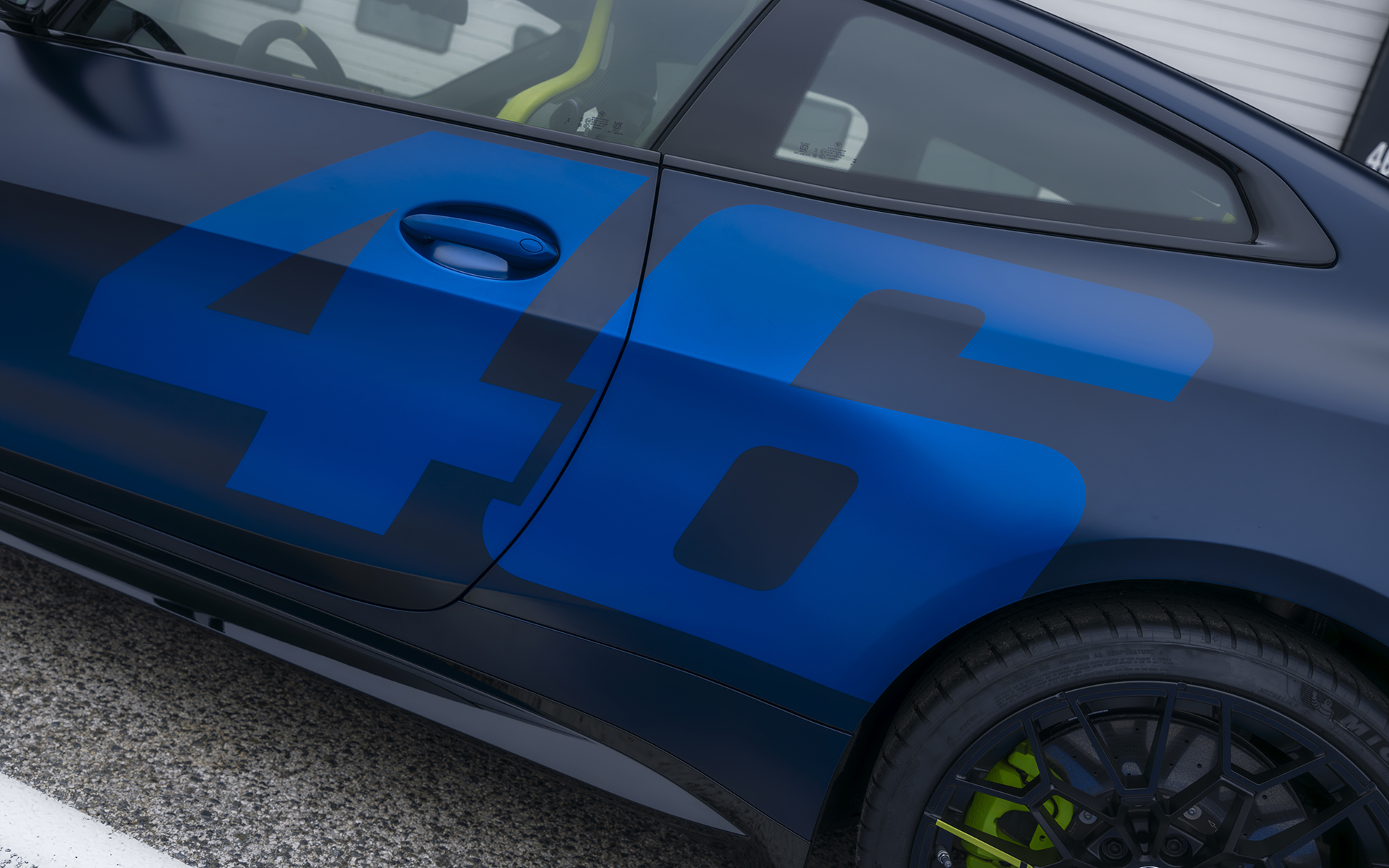 イメージカラーである青と黄色を随所に取り入れたM4 CS VR46