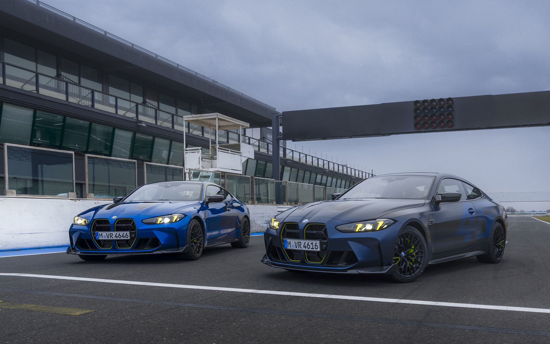 イメージカラーである青と黄色を随所に取り入れたM4 CS VR46