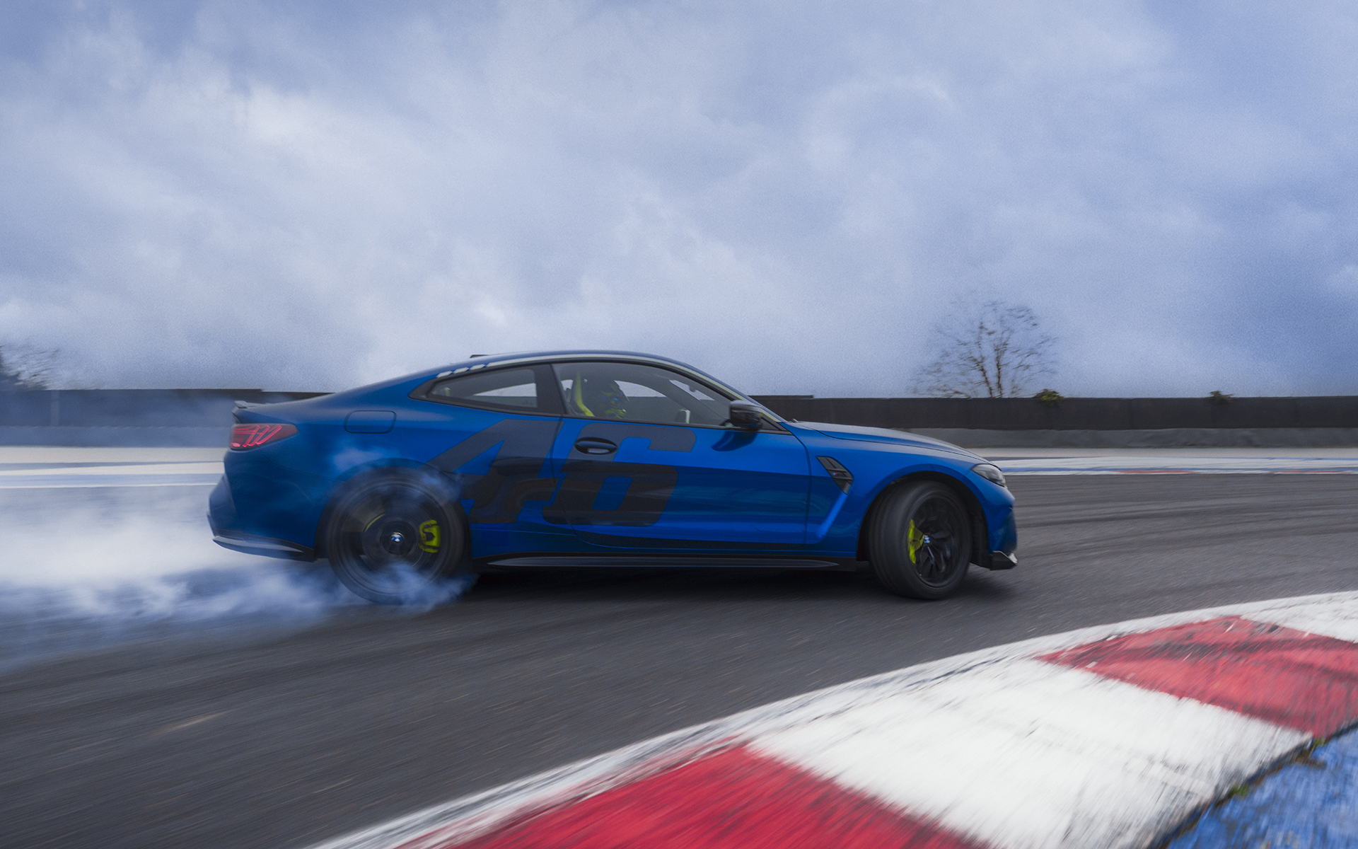 イメージカラーである青と黄色を随所に取り入れたM4 CS VR46