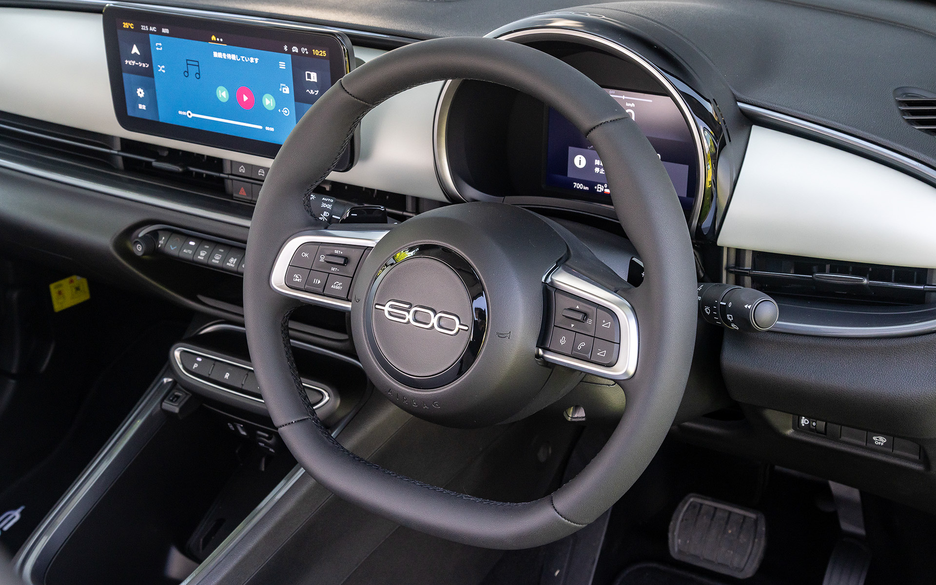 インテリアでは2スポークステアリング、丸型メータークラスター、楕円形のダッシュボードパネルといった初代600の象徴的なデザイン要素を採用。「ラ・プリマ」はアイボリーのダッシュボードとエコレザーシート（FIATモノグラム入り）を採用してDolce Vitaの世界観を体現