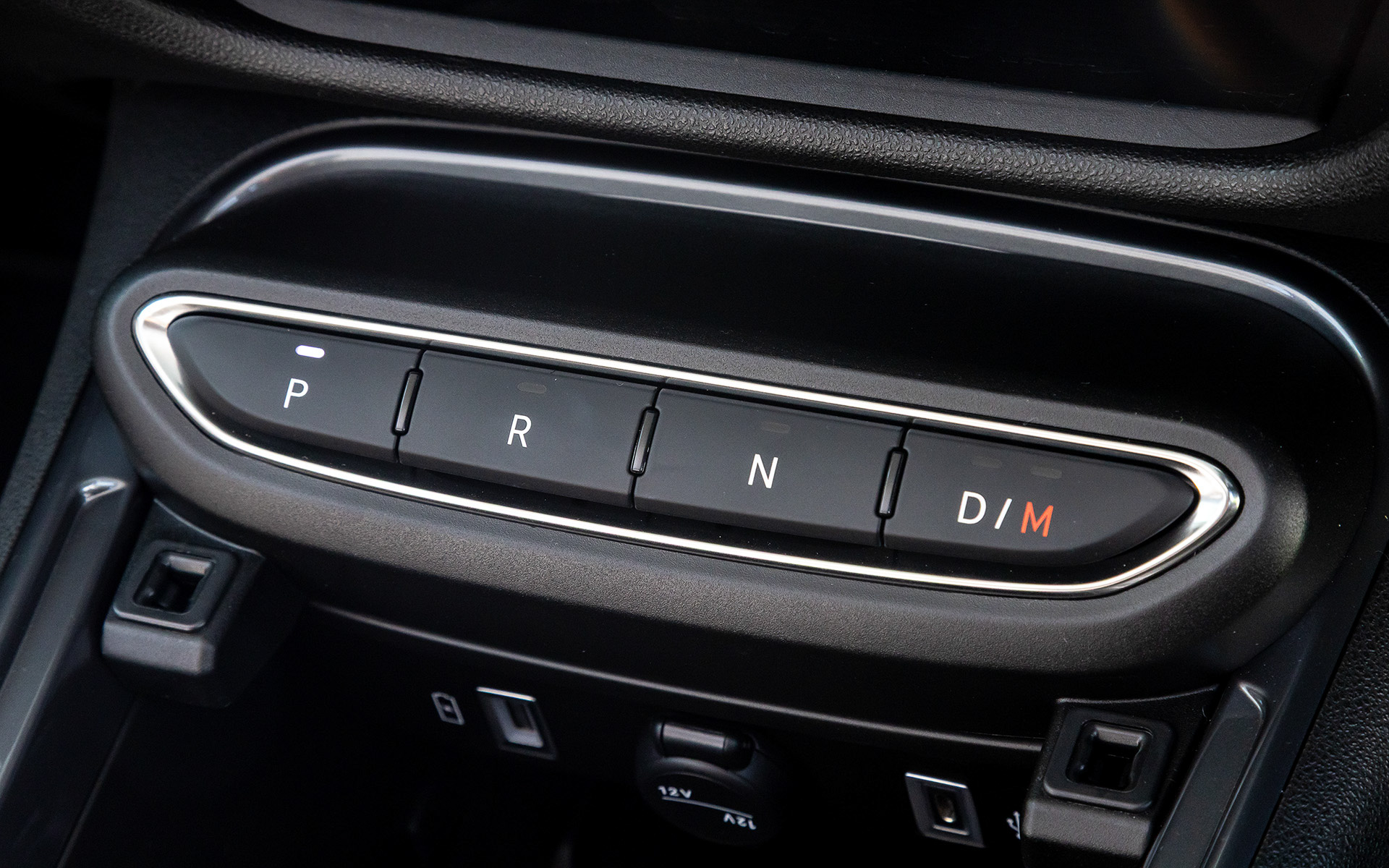 インテリアでは2スポークステアリング、丸型メータークラスター、楕円形のダッシュボードパネルといった初代600の象徴的なデザイン要素を採用。「ラ・プリマ」はアイボリーのダッシュボードとエコレザーシート（FIATモノグラム入り）を採用してDolce Vitaの世界観を体現