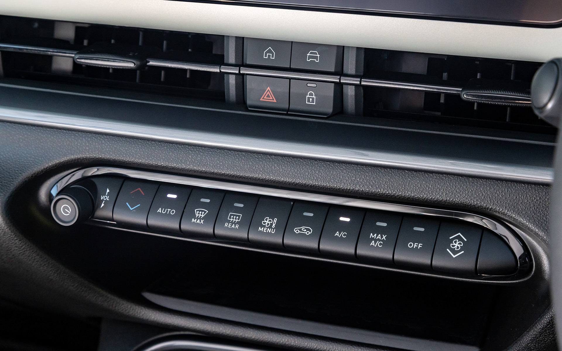 インテリアでは2スポークステアリング、丸型メータークラスター、楕円形のダッシュボードパネルといった初代600の象徴的なデザイン要素を採用。「ラ・プリマ」はアイボリーのダッシュボードとエコレザーシート（FIATモノグラム入り）を採用してDolce Vitaの世界観を体現