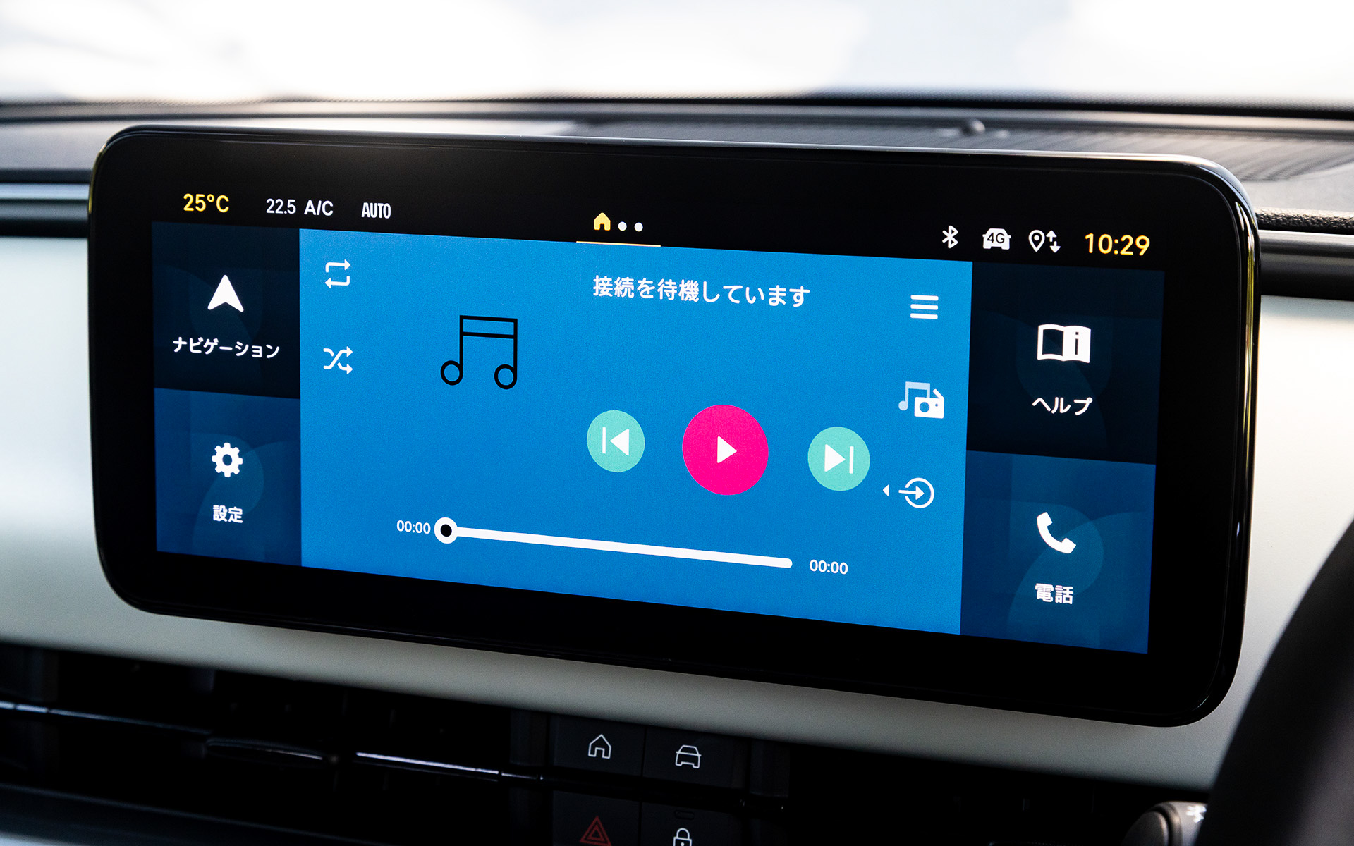インテリアでは2スポークステアリング、丸型メータークラスター、楕円形のダッシュボードパネルといった初代600の象徴的なデザイン要素を採用。「ラ・プリマ」はアイボリーのダッシュボードとエコレザーシート（FIATモノグラム入り）を採用してDolce Vitaの世界観を体現