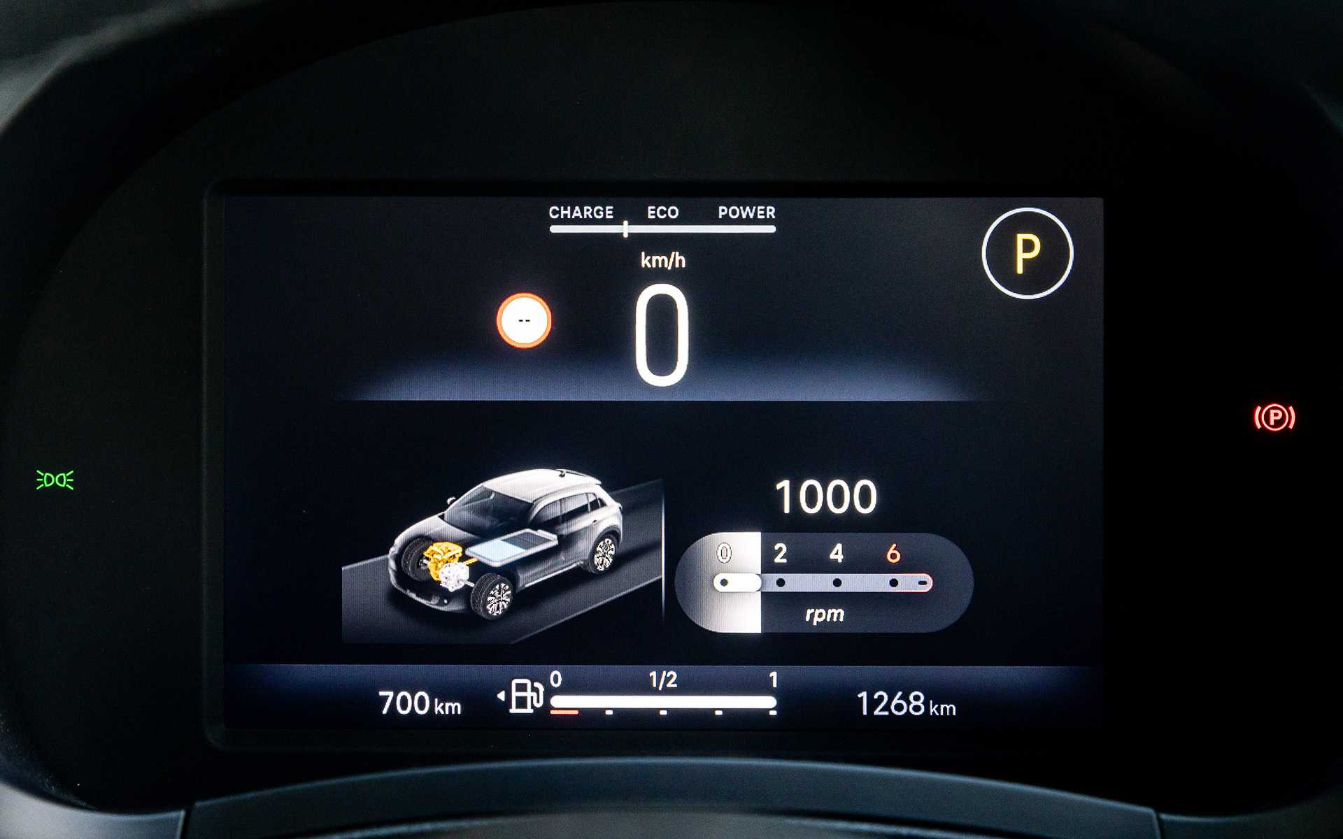 インテリアでは2スポークステアリング、丸型メータークラスター、楕円形のダッシュボードパネルといった初代600の象徴的なデザイン要素を採用。「ラ・プリマ」はアイボリーのダッシュボードとエコレザーシート（FIATモノグラム入り）を採用してDolce Vitaの世界観を体現