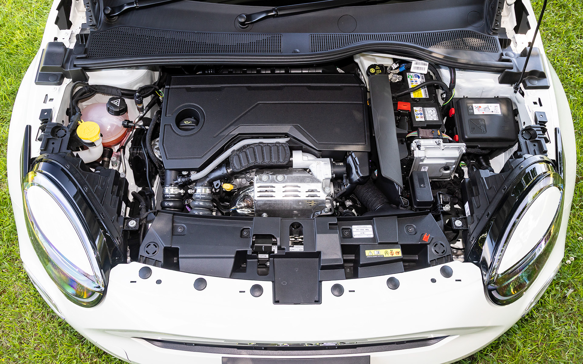 搭載するパワートレーンは新開発の直列3気筒DOHC 1.2リッターガソリンターボエンジンと電動モーターを内蔵した6速デュアルトランスミッションを組み合わせた、フィアット初の新世代48Vマイルドハイブリッドシステム。エンジンの最高出力は100kW（136PS）/5500rpm、最大トルク230Nm/1750rpmを発生。システム合計出力は145PSとなっている