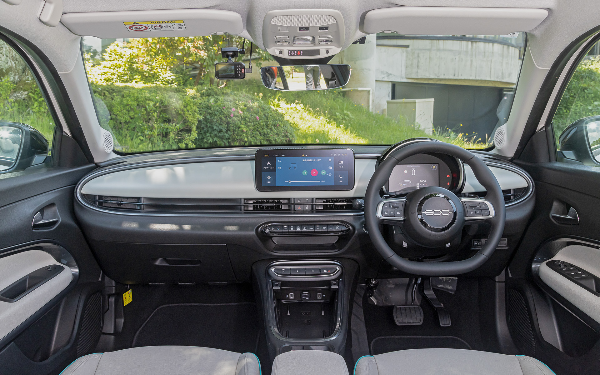 インテリアでは2スポークステアリング、丸型メータークラスター、楕円形のダッシュボードパネルといった初代600の象徴的なデザイン要素を採用。「ラ・プリマ」はアイボリーのダッシュボードとエコレザーシート（FIATモノグラム入り）を採用してDolce Vitaの世界観を体現