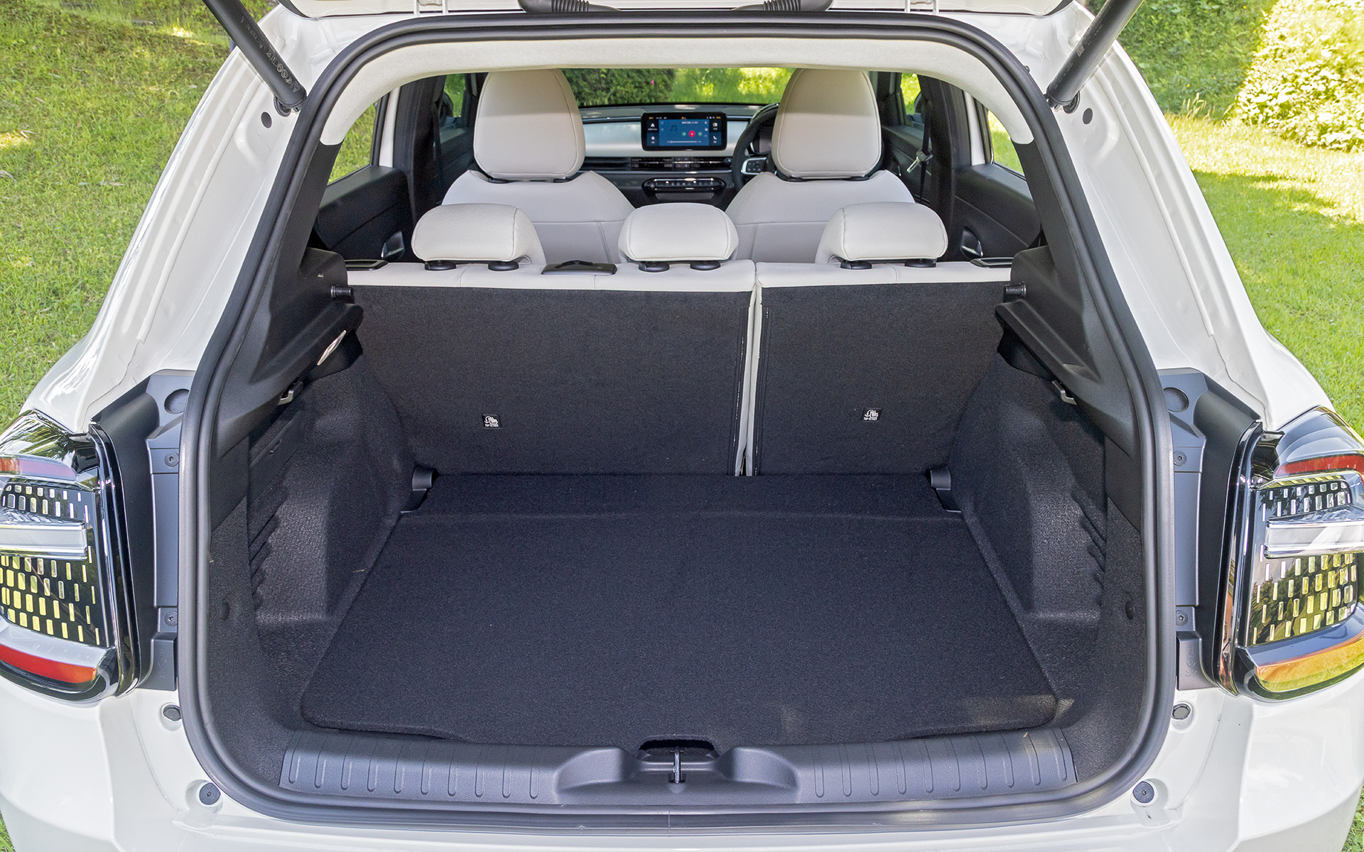 ラゲッジルームは385Lの容量を備え、後部座席を倒すことで最大1256Lの積載が可能