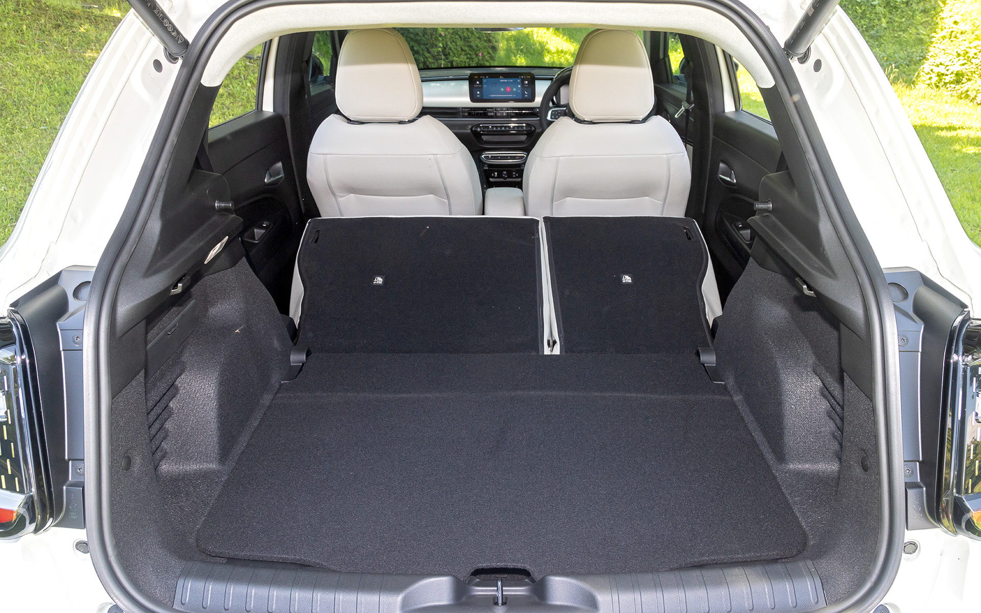 ラゲッジルームは385Lの容量を備え、後部座席を倒すことで最大1256Lの積載が可能