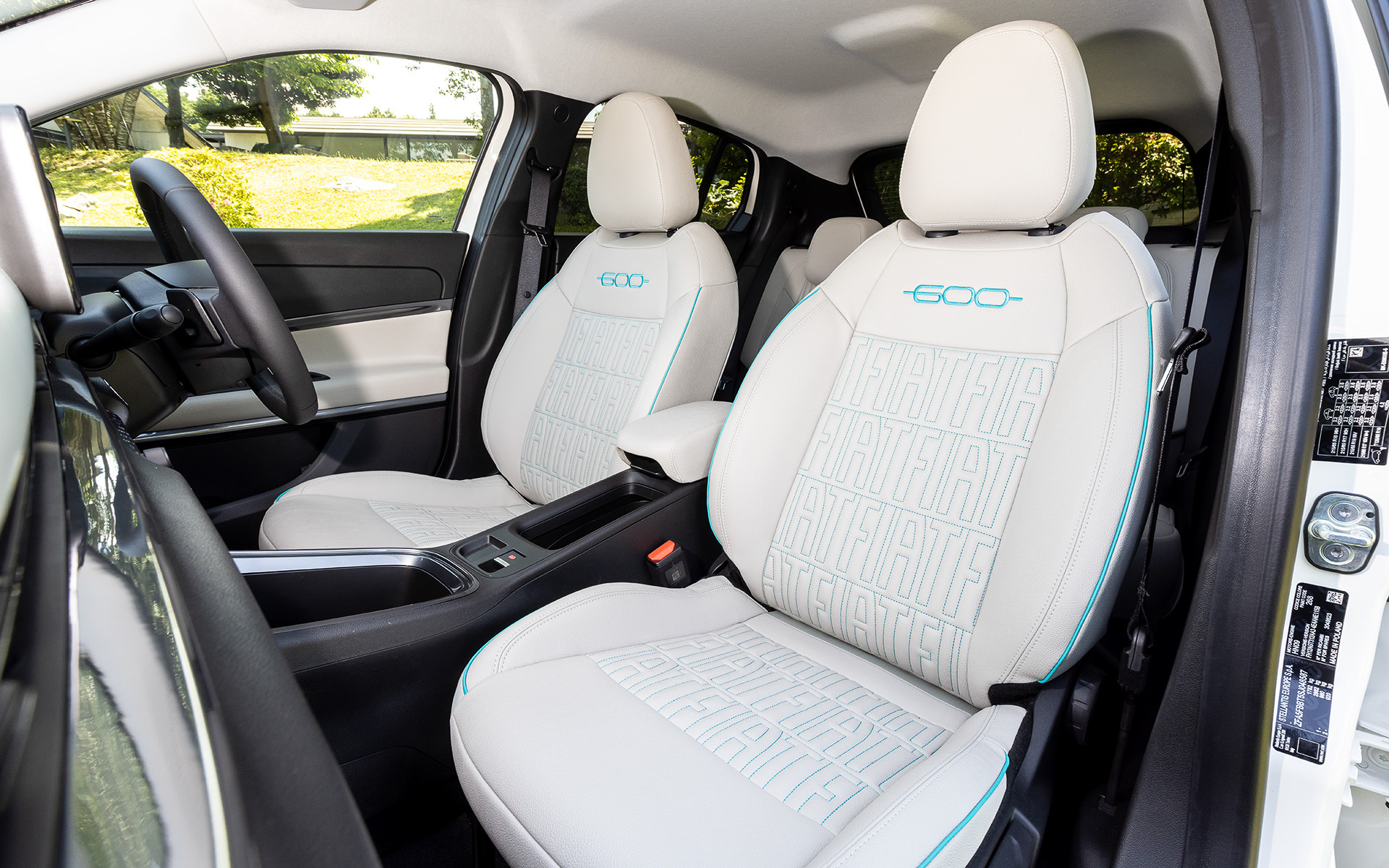 インテリアでは2スポークステアリング、丸型メータークラスター、楕円形のダッシュボードパネルといった初代600の象徴的なデザイン要素を採用。「ラ・プリマ」はアイボリーのダッシュボードとエコレザーシート（FIATモノグラム入り）を採用してDolce Vitaの世界観を体現