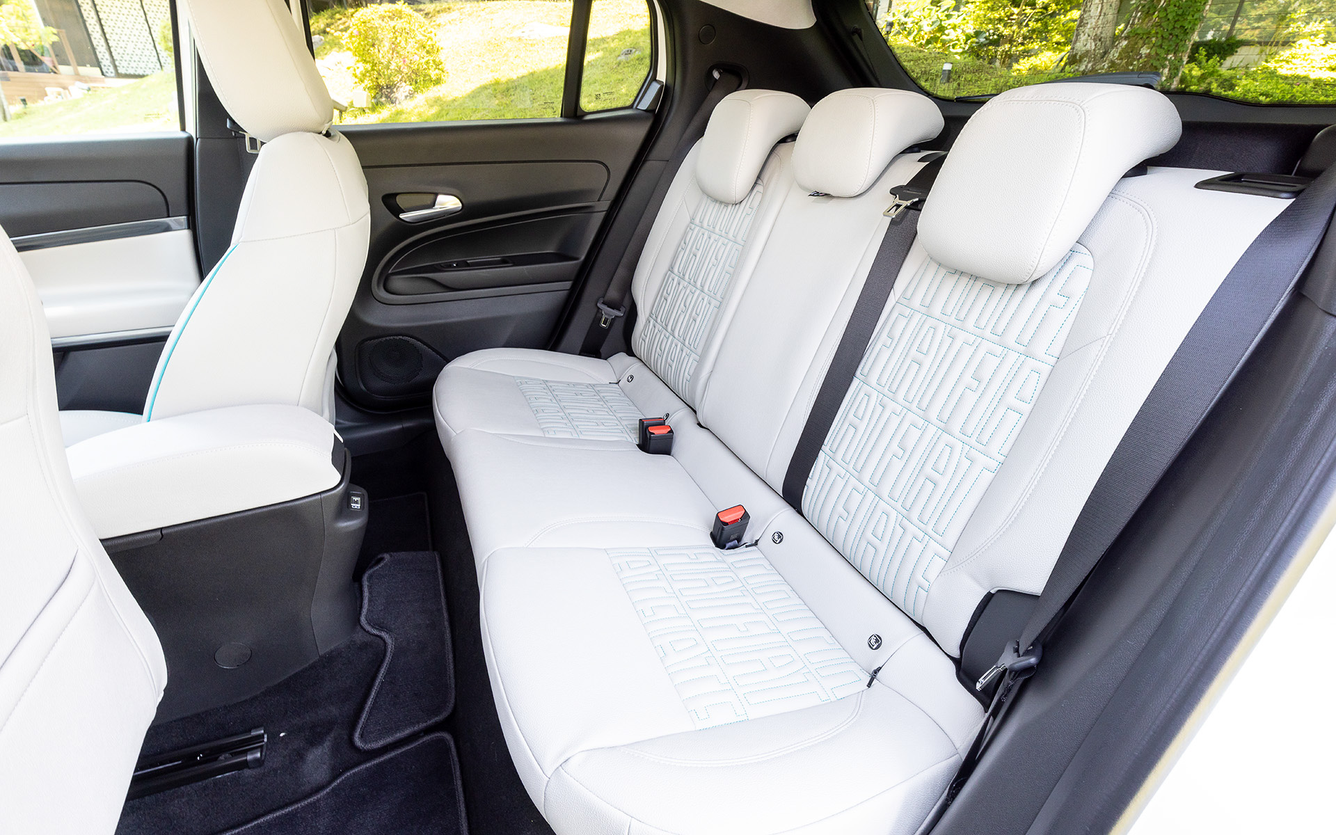 インテリアでは2スポークステアリング、丸型メータークラスター、楕円形のダッシュボードパネルといった初代600の象徴的なデザイン要素を採用。「ラ・プリマ」はアイボリーのダッシュボードとエコレザーシート（FIATモノグラム入り）を採用してDolce Vitaの世界観を体現