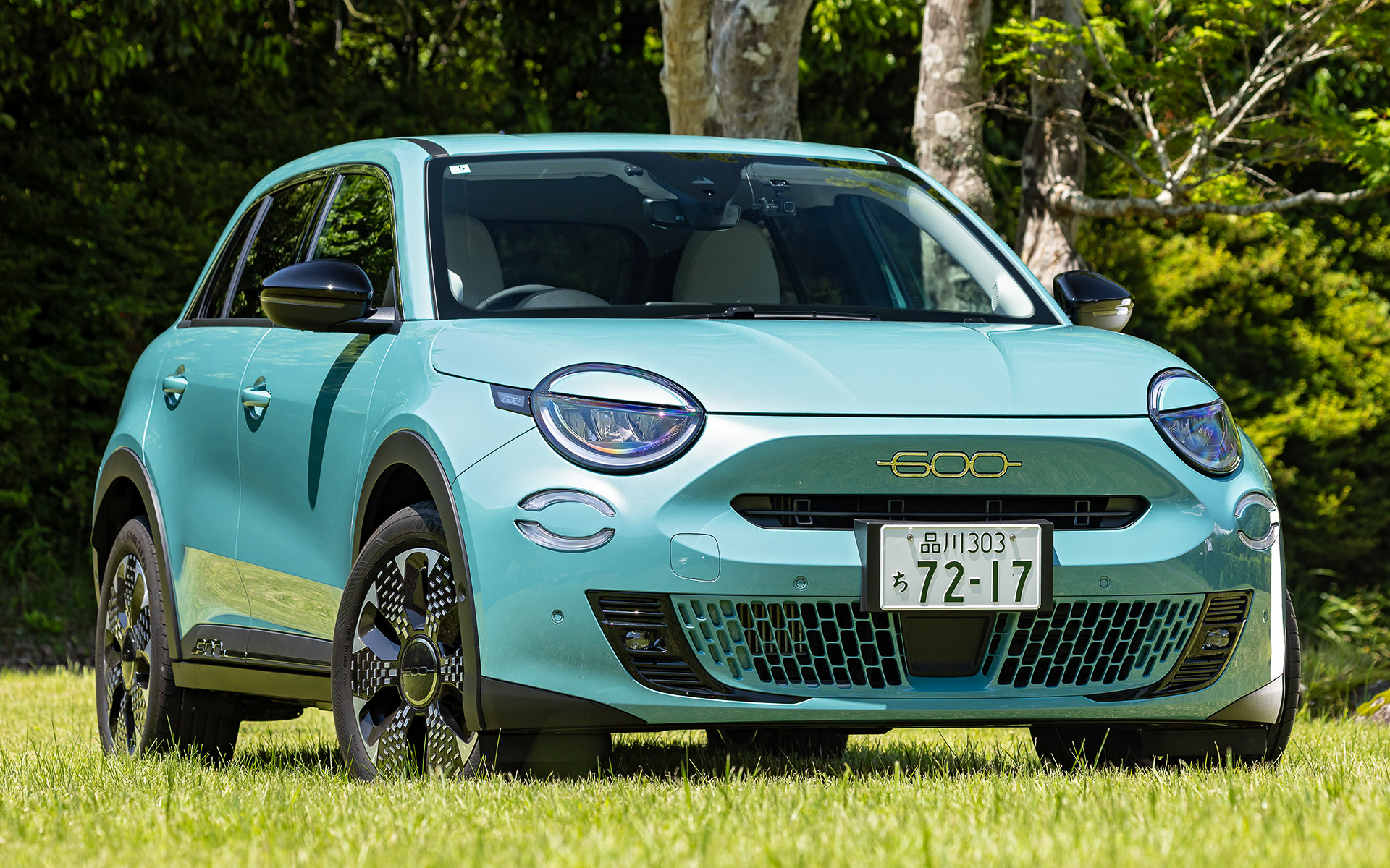 今回試乗したのは5月に日本導入された600 ハイブリッド。試乗車は「ラ・プリマ」（419万円）。ボディサイズは4200×1780×1595mm（全長×全幅×全高）、ホイールベースは2560mm