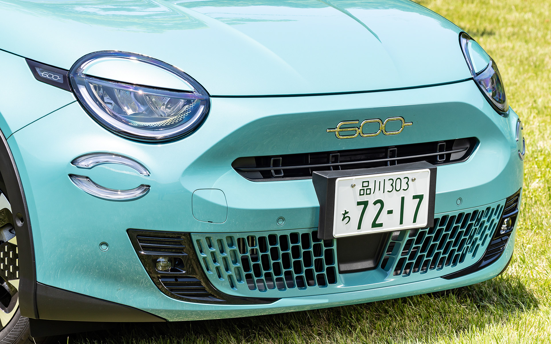 エクステリアは初代600から着想を得たデザインに500eのかわいらしさを融合したもの。フロントフェイスは「BIG SMILE」をコンセプトに、ヘッドライトを目としてデザインしたもので、どこかいたずら心を感じさせるような笑顔を表現した。また、グロスブラックのアクセントを随所に採用し、18インチダイヤモンドカットアルミホイールとともに精悍さを際立たせた