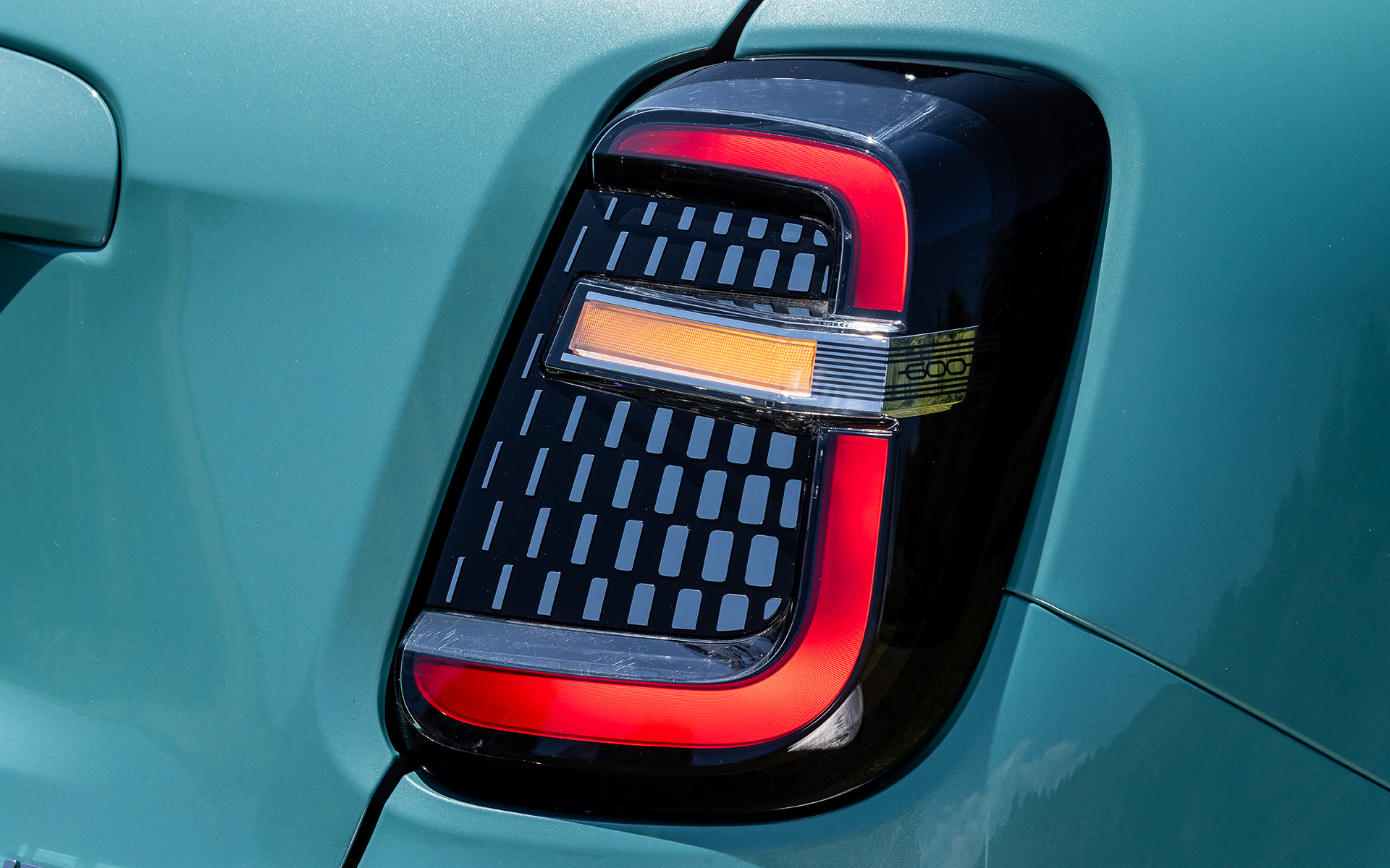 エクステリアは初代600から着想を得たデザインに500eのかわいらしさを融合したもの。フロントフェイスは「BIG SMILE」をコンセプトに、ヘッドライトを目としてデザインしたもので、どこかいたずら心を感じさせるような笑顔を表現した。また、グロスブラックのアクセントを随所に採用し、18インチダイヤモンドカットアルミホイールとともに精悍さを際立たせた