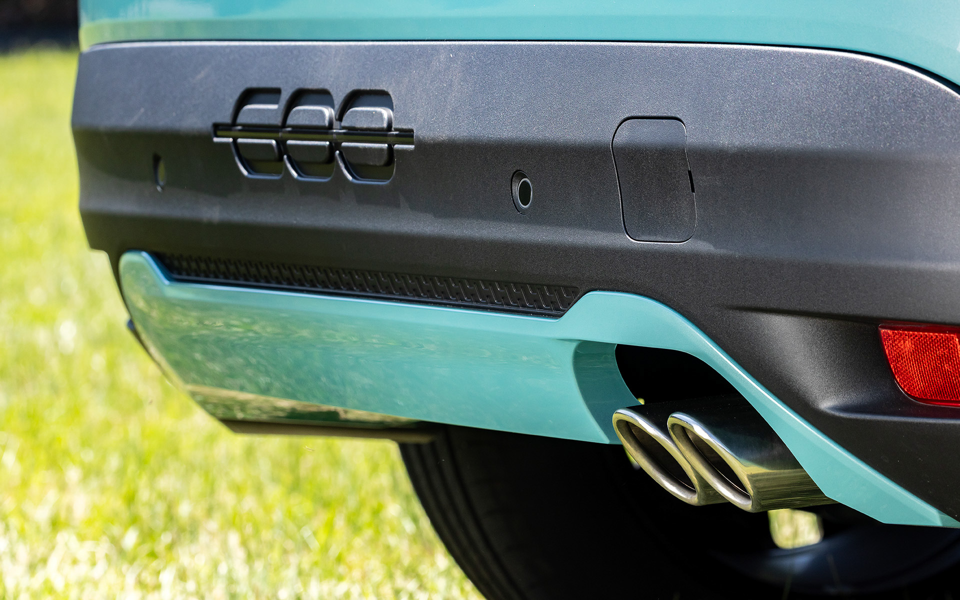 エクステリアは初代600から着想を得たデザインに500eのかわいらしさを融合したもの。フロントフェイスは「BIG SMILE」をコンセプトに、ヘッドライトを目としてデザインしたもので、どこかいたずら心を感じさせるような笑顔を表現した。また、グロスブラックのアクセントを随所に採用し、18インチダイヤモンドカットアルミホイールとともに精悍さを際立たせた