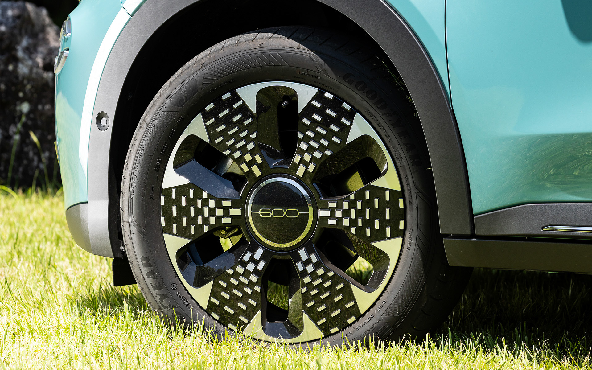 エクステリアは初代600から着想を得たデザインに500eのかわいらしさを融合したもの。フロントフェイスは「BIG SMILE」をコンセプトに、ヘッドライトを目としてデザインしたもので、どこかいたずら心を感じさせるような笑顔を表現した。また、グロスブラックのアクセントを随所に採用し、18インチダイヤモンドカットアルミホイールとともに精悍さを際立たせた