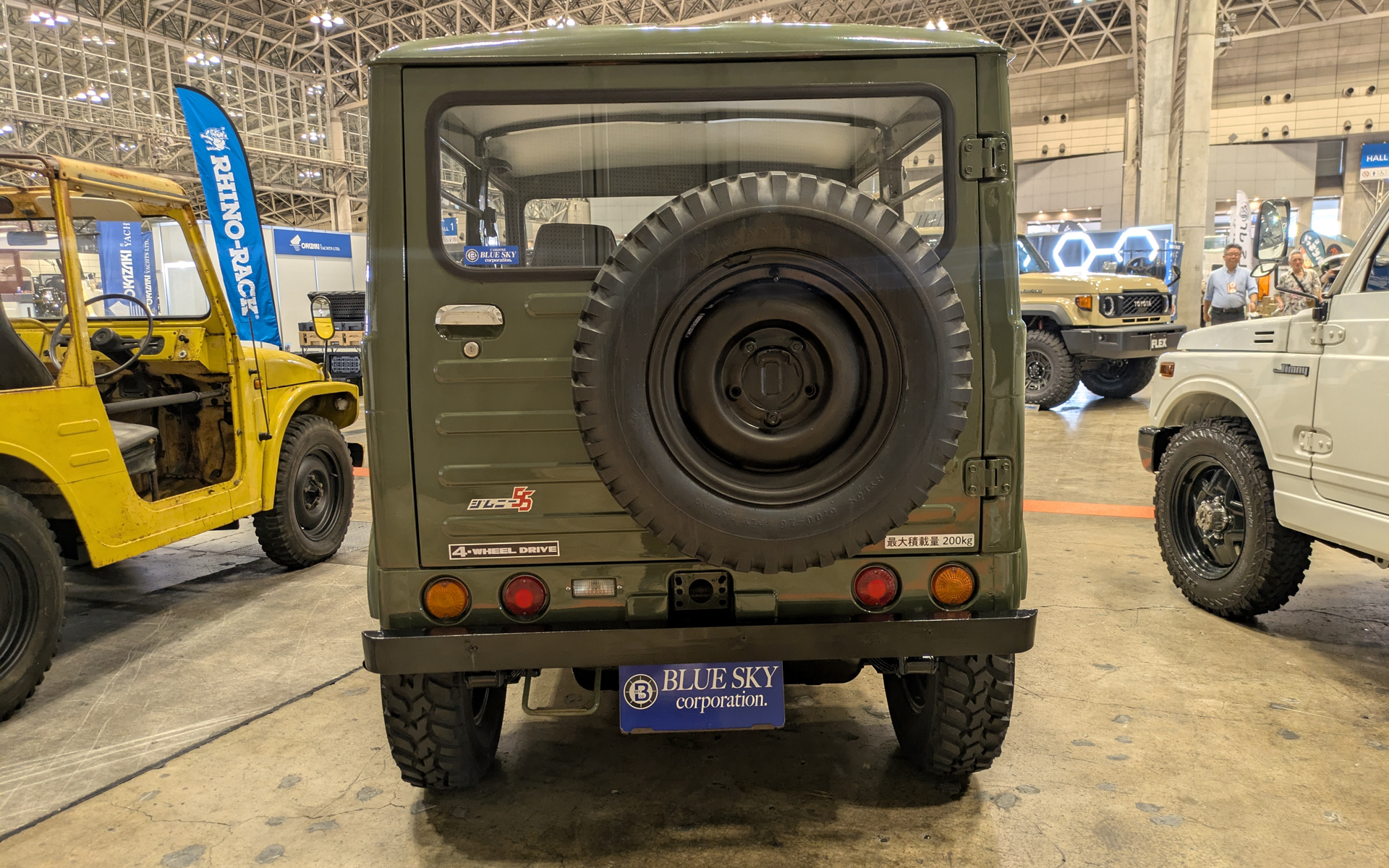 トレッドは前後とも1100mm。車両重量は720kg。最大積載量は200kg