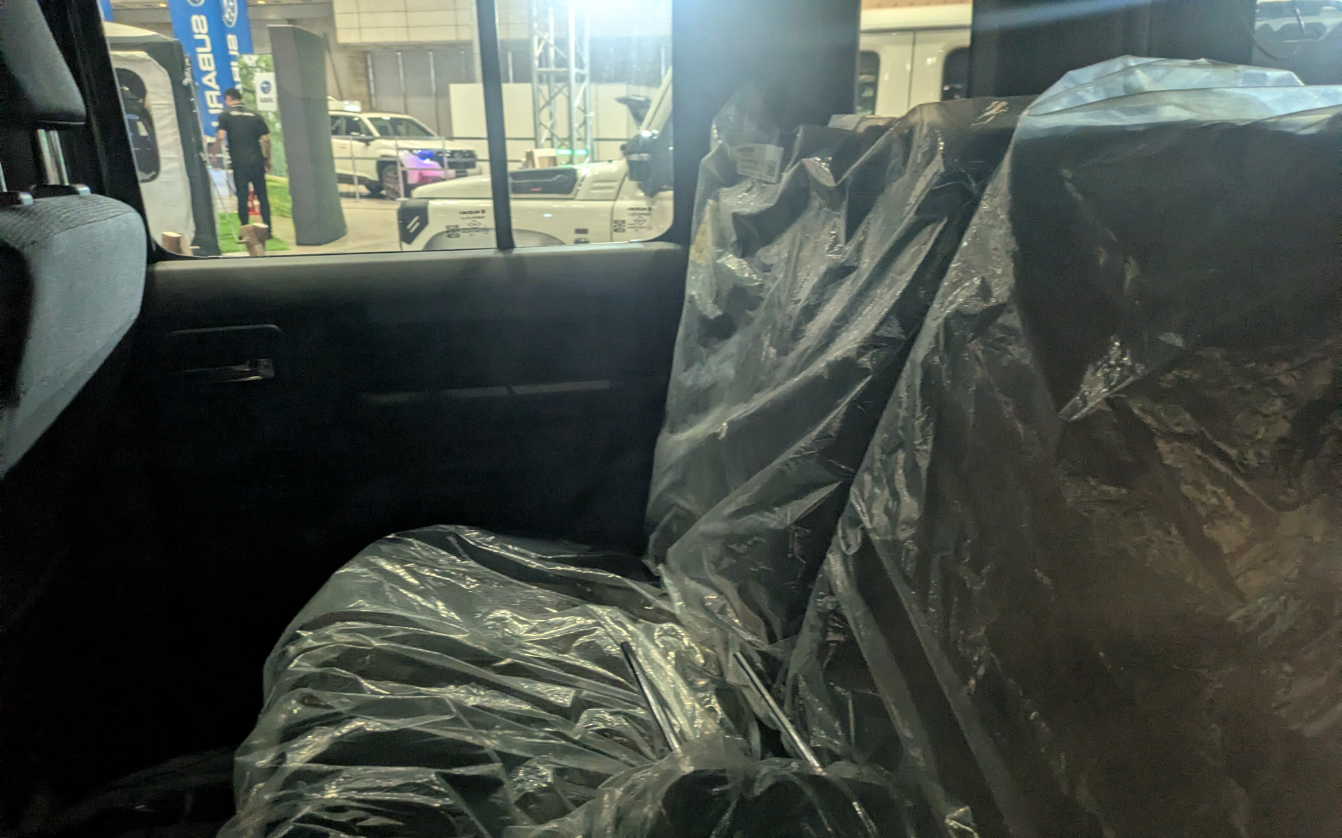 後席は納車時のシートが付いたままの状態