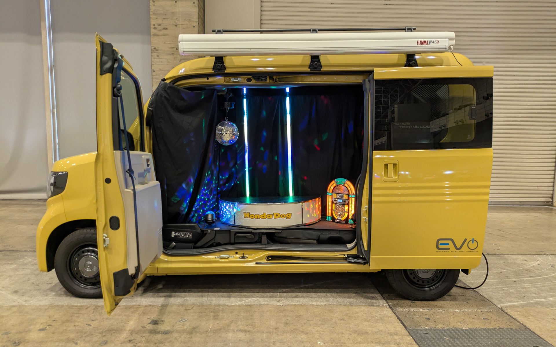 Honda Dogブランドのホンダアクセスは、「N-VAN e：」の室内をフォトスポットに