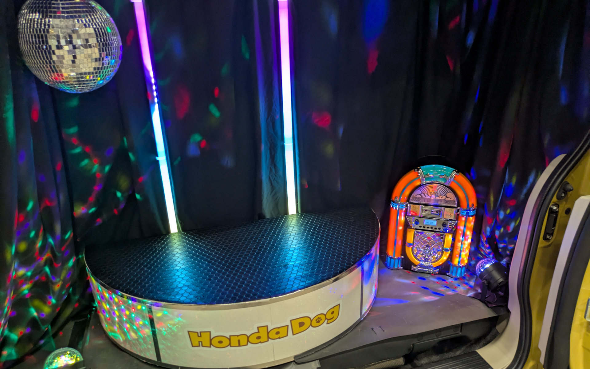 Honda Dogブランドのホンダアクセスは、「N-VAN e：」の室内をフォトスポットに