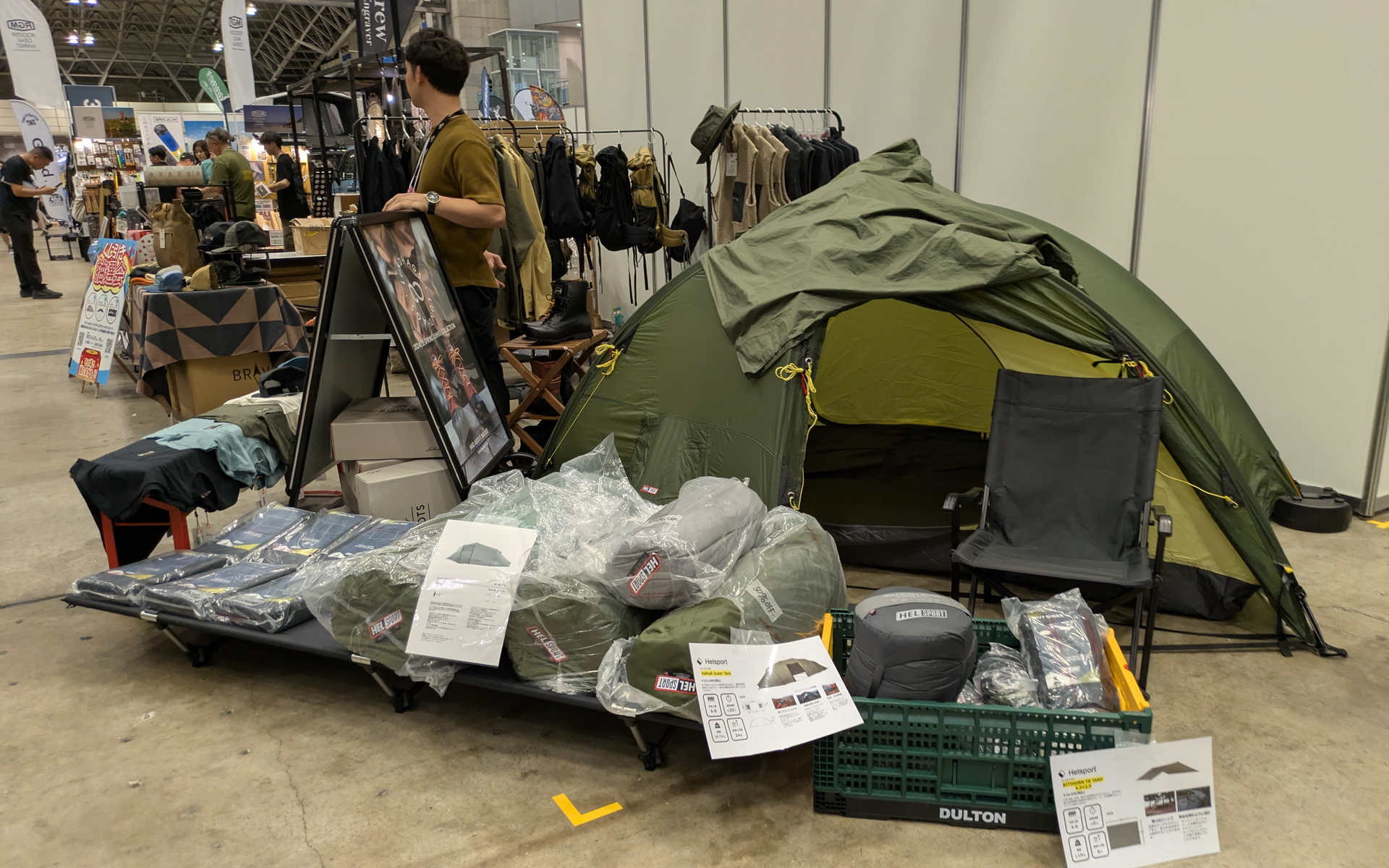 そのほかにも会場内には、アウトドアグッズ、ギア、アパレルなどが並ぶ。またキッチンカーも多数出展していて、カレーなど夏ご飯を食べられる