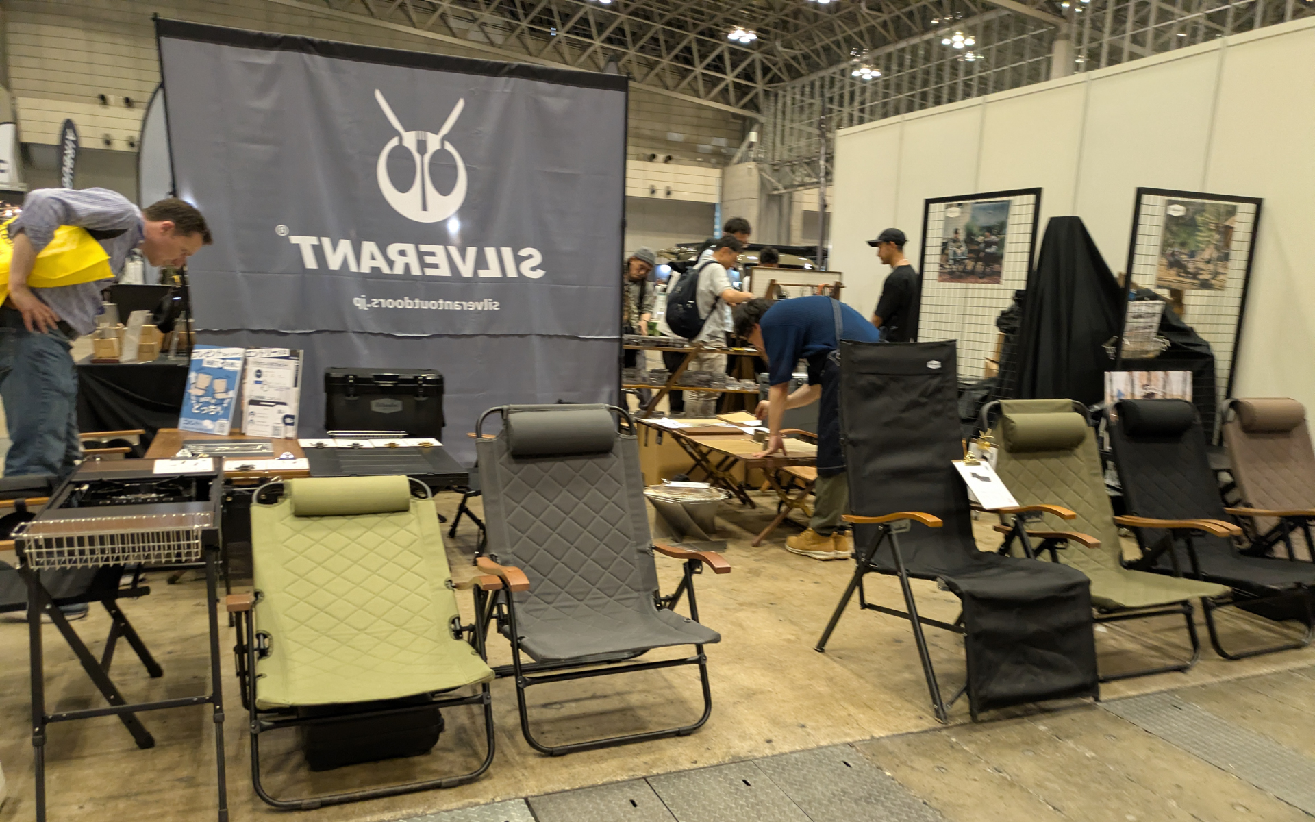 そのほかにも会場内には、アウトドアグッズ、ギア、アパレルなどが並ぶ。またキッチンカーも多数出展していて、カレーなど夏ご飯を食べられる