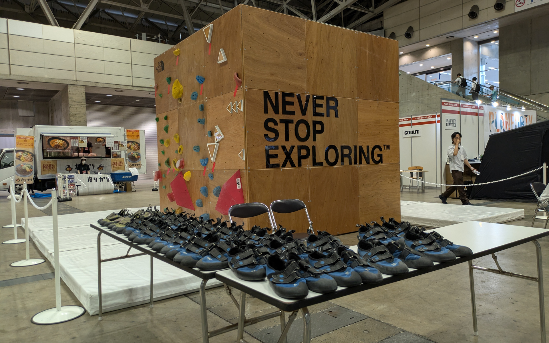 ボルタリングやブロックなど子供たちの遊べるスペースも用意されている