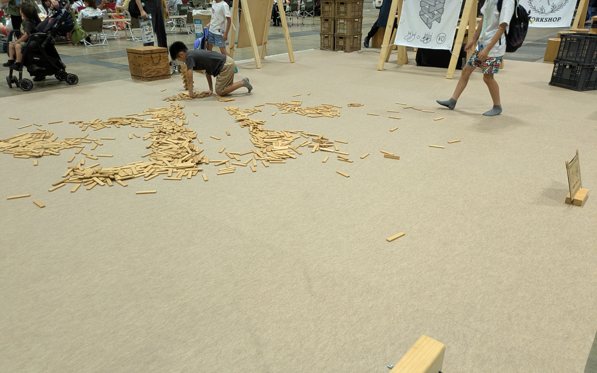 ボルタリングやブロックなど子供たちの遊べるスペースも用意されている