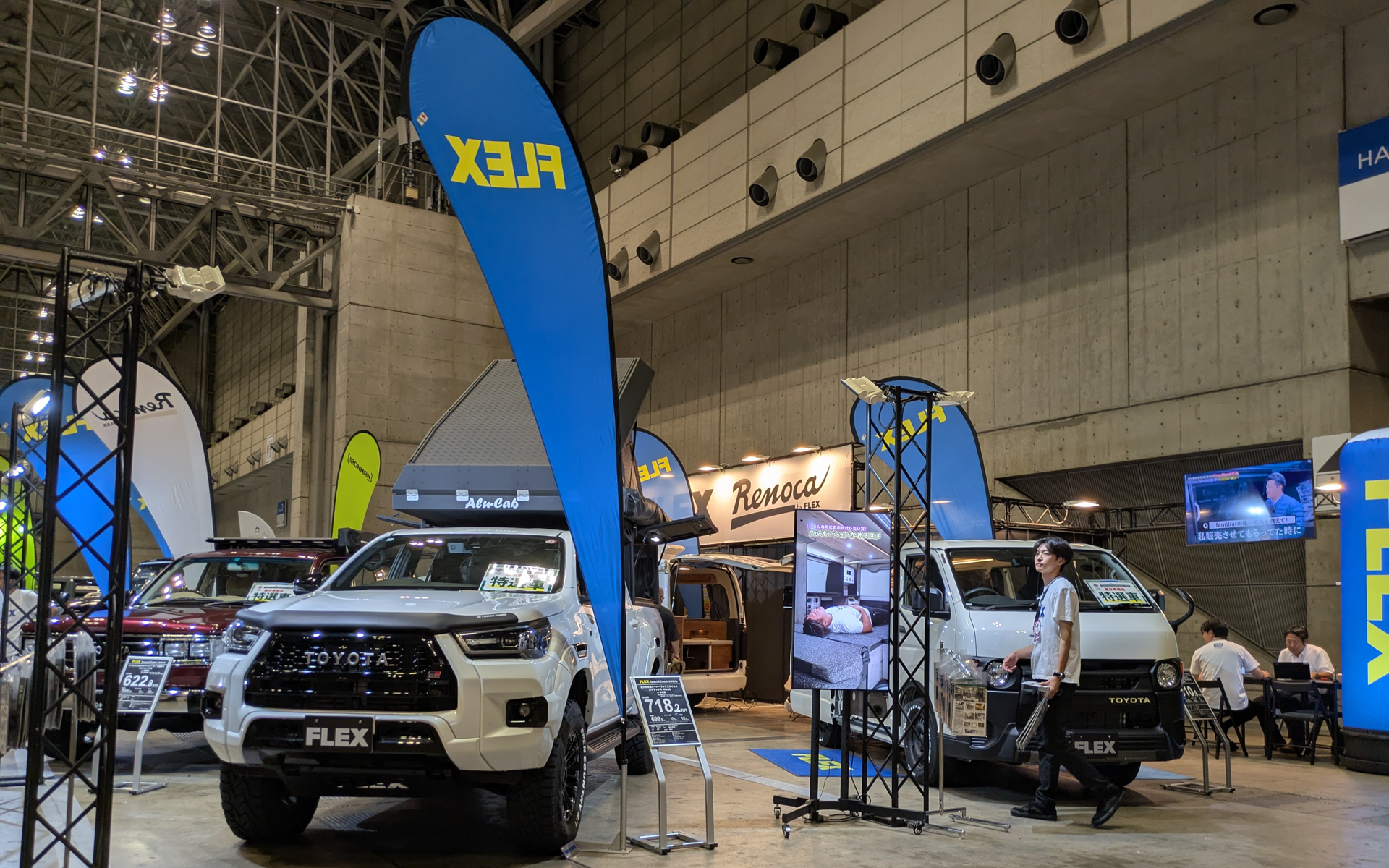 そのほかにも会場内には、アウトドアグッズ、ギア、アパレルなどが並ぶ。またキッチンカーも多数出展していて、カレーなど夏ご飯を食べられる