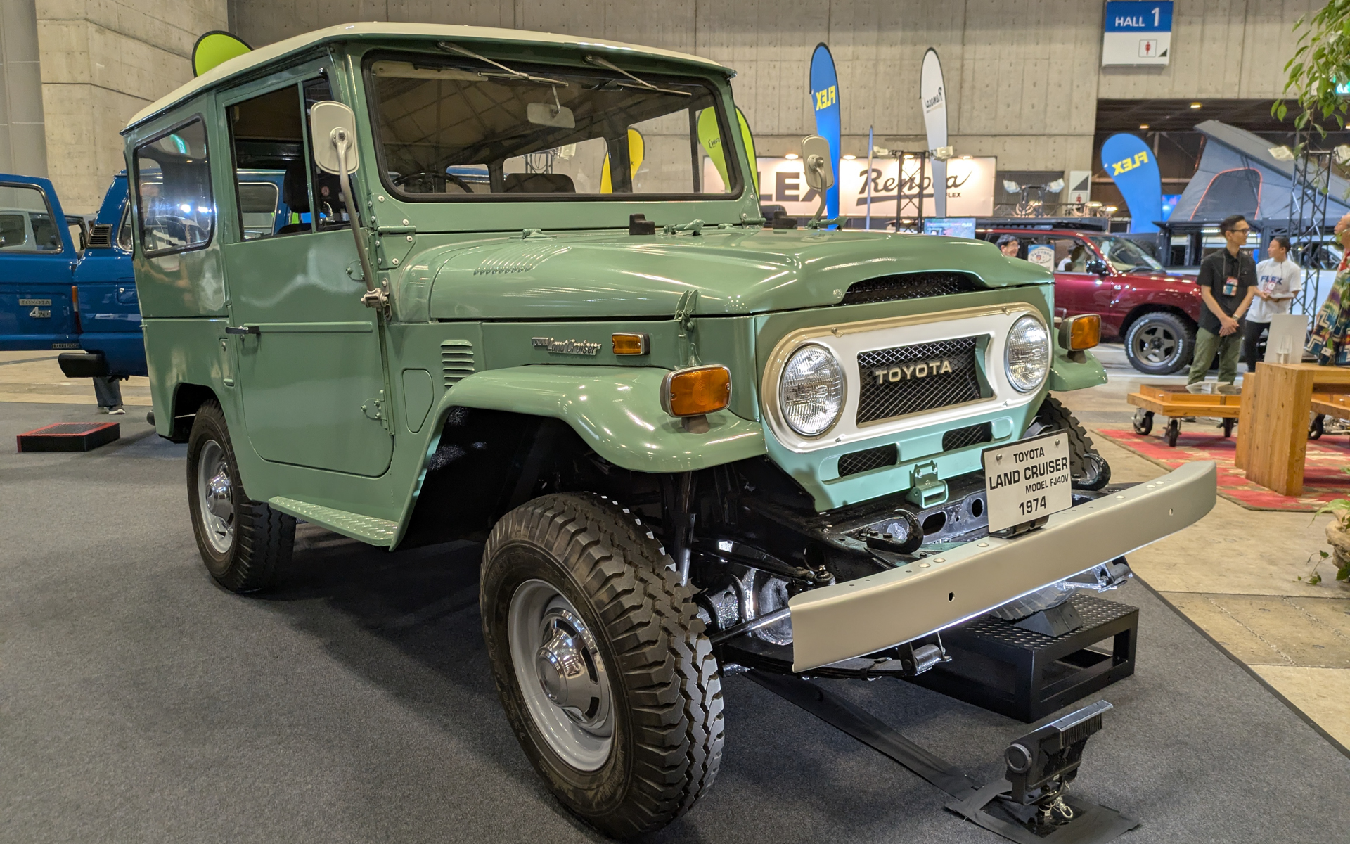 トヨタ自動車はTGRヘリテージパーツとして、旧型のランドクルーザーやヘリテージパーツを展示している