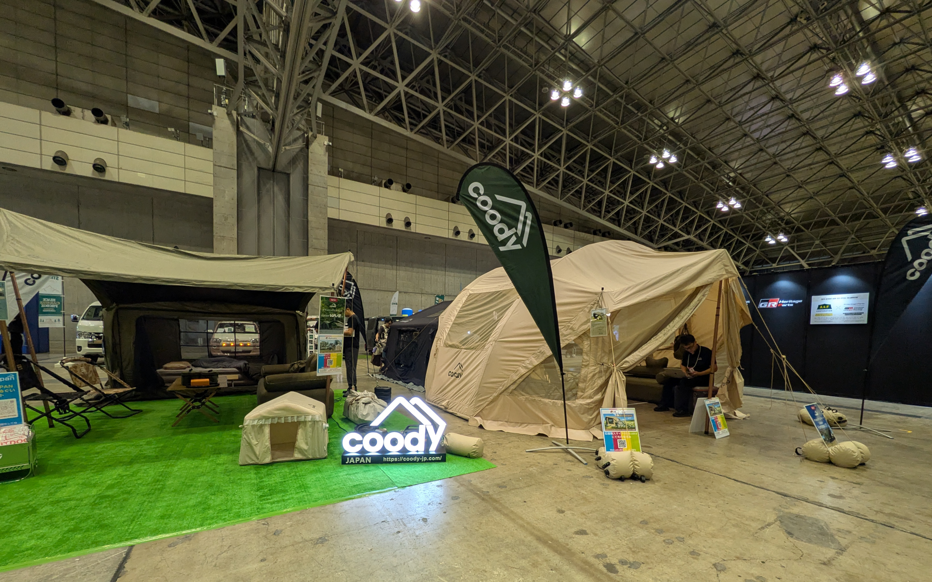 そのほかにも会場内には、アウトドアグッズ、ギア、アパレルなどが並ぶ。またキッチンカーも多数出展していて、カレーなど夏ご飯を食べられる