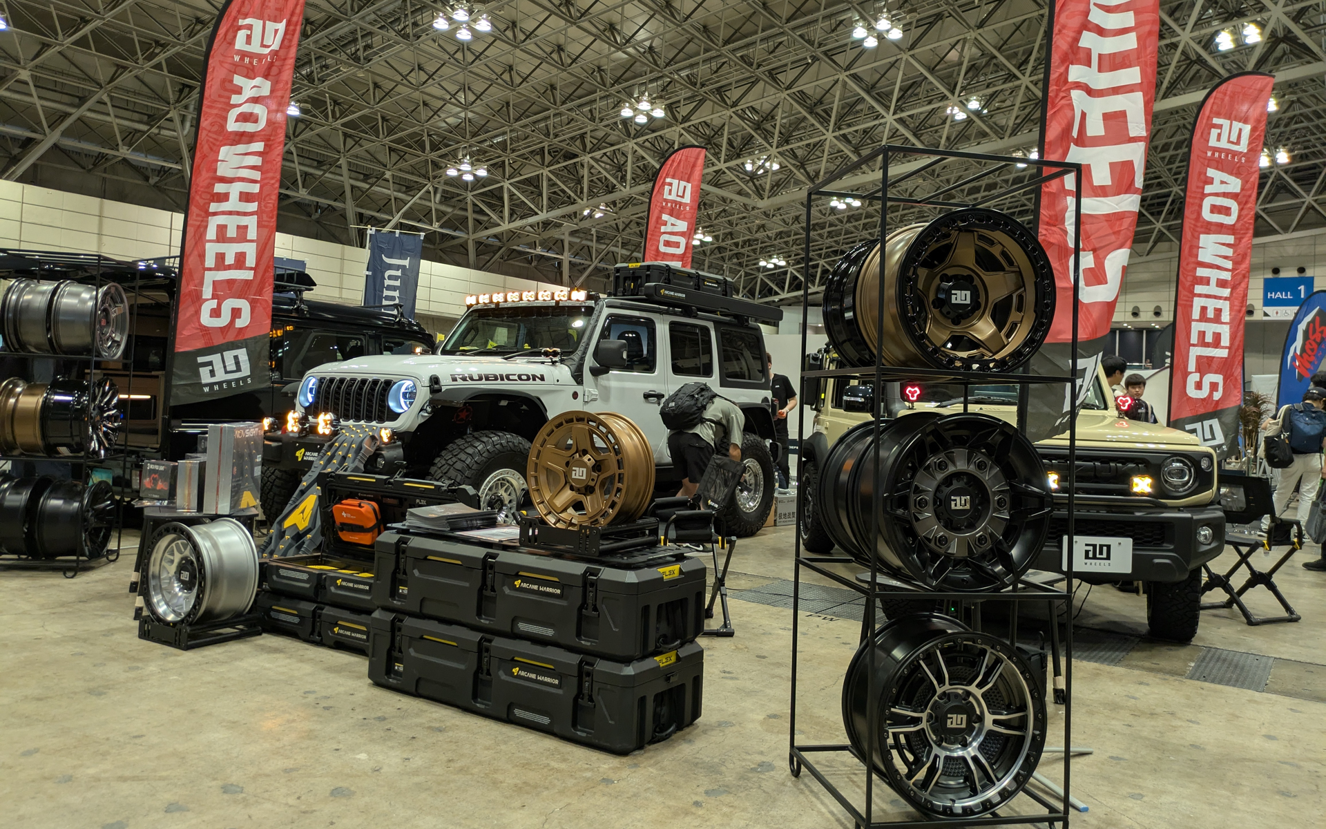 そのほかにも会場内には、アウトドアグッズ、ギア、アパレルなどが並ぶ。またキッチンカーも多数出展していて、カレーなど夏ご飯を食べられる