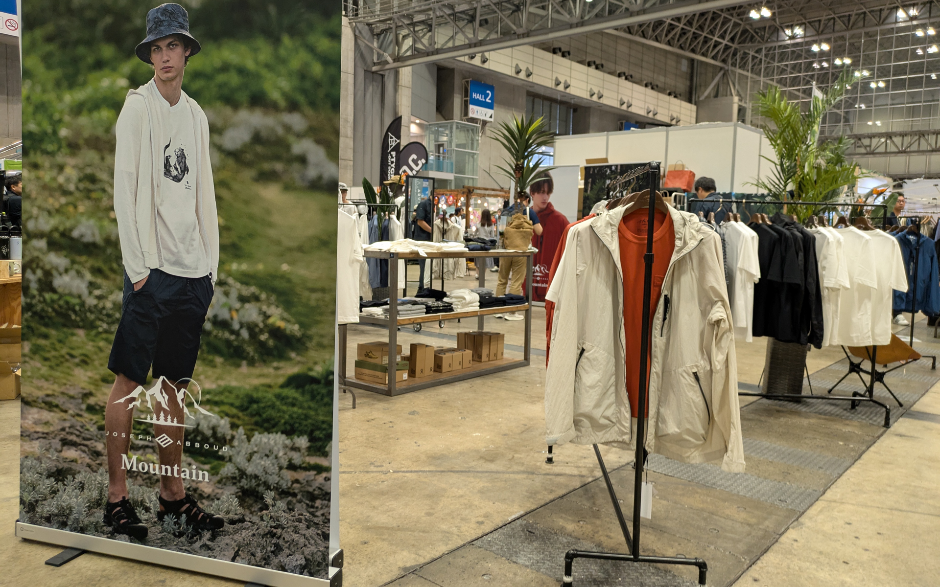 そのほかにも会場内には、アウトドアグッズ、ギア、アパレルなどが並ぶ。またキッチンカーも多数出展していて、カレーなど夏ご飯を食べられる