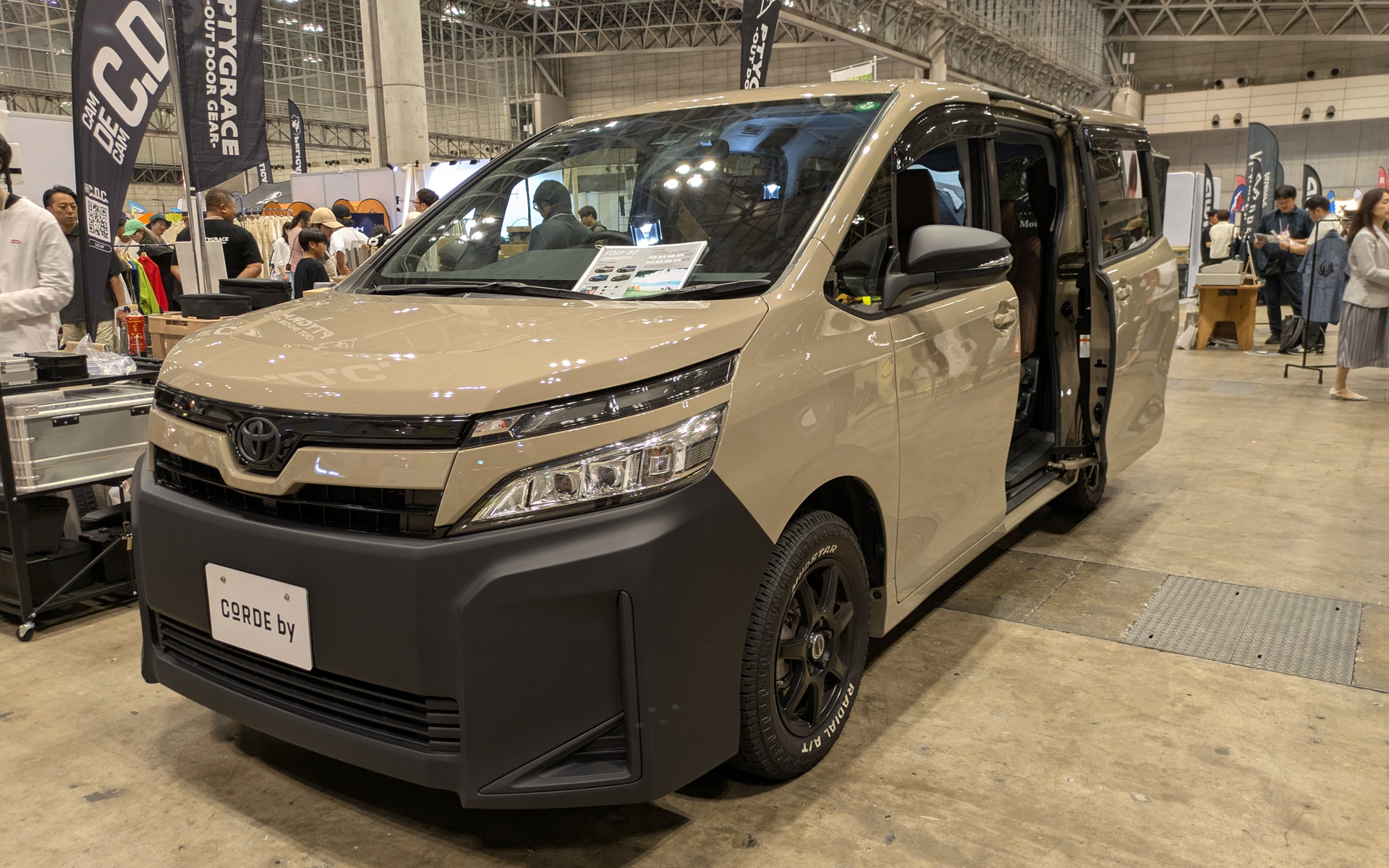 VOXY URBANATURE（ヴォクシー・アーバネイチャー）と、NOAH URBANATURE（ノア・アーバネイチャー）を展示している