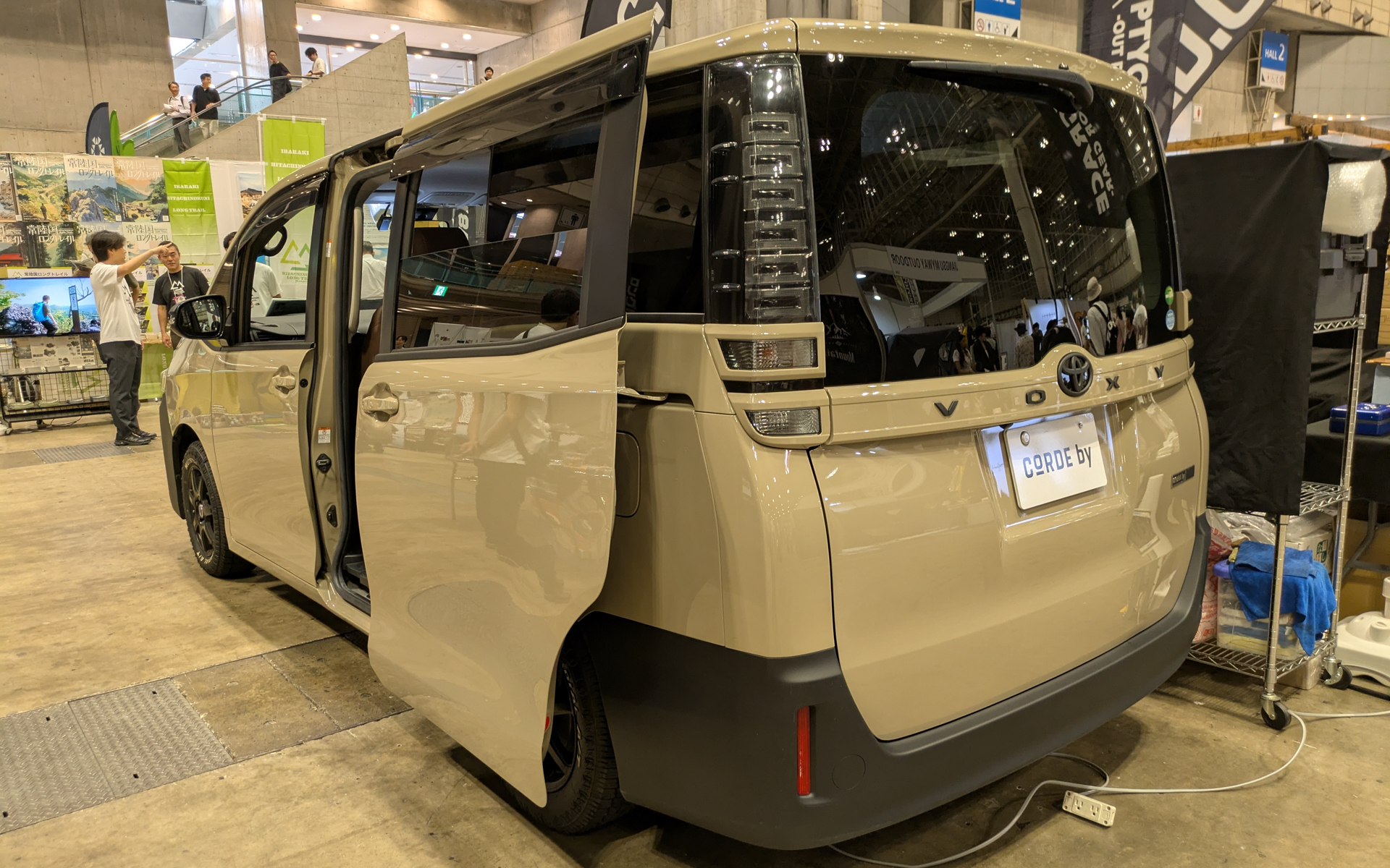 VOXY URBANATURE（ヴォクシー・アーバネイチャー）と、NOAH URBANATURE（ノア・アーバネイチャー）を展示している