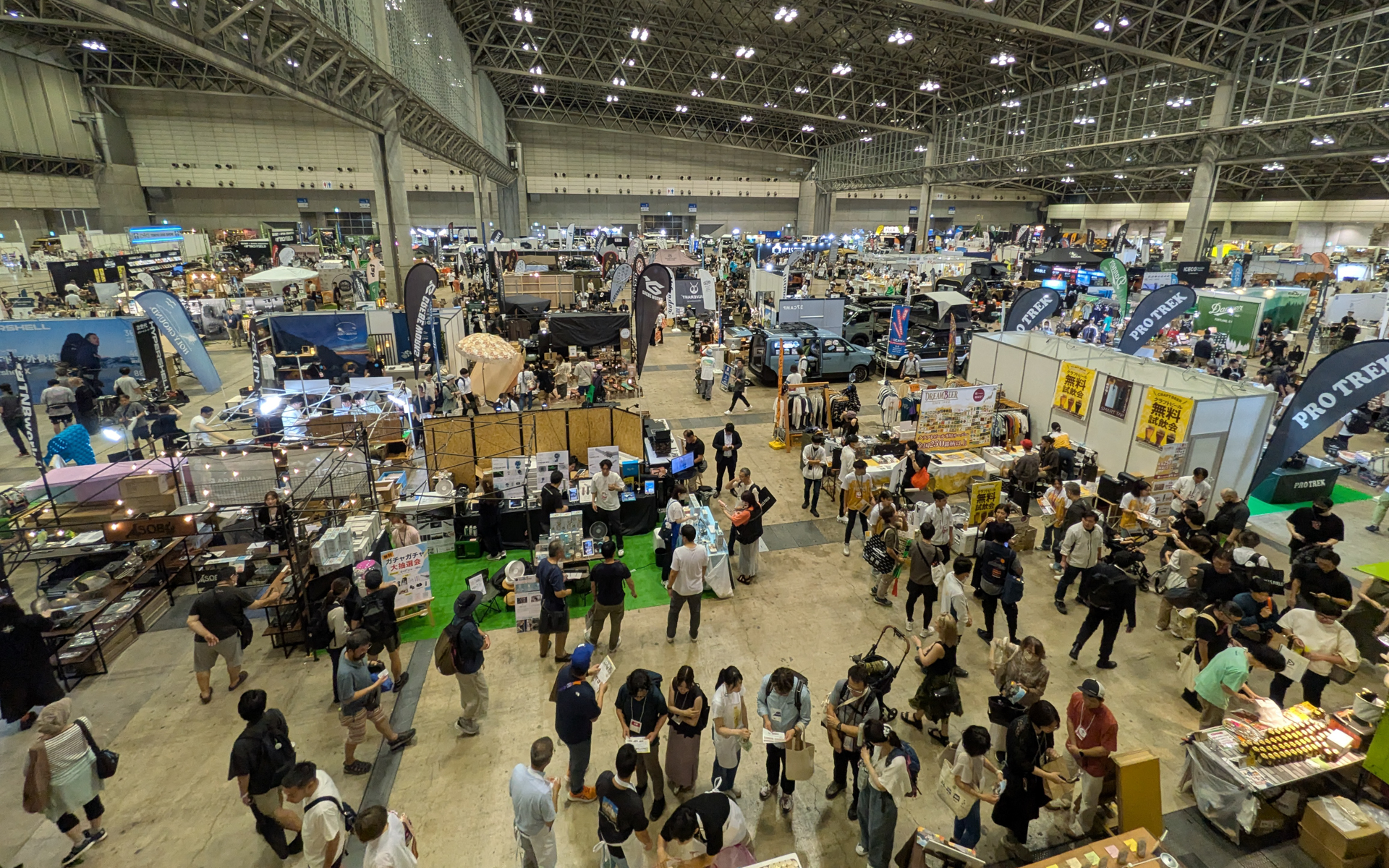 初日の午前中はビジネスデイとなっているため、比較的空いていた