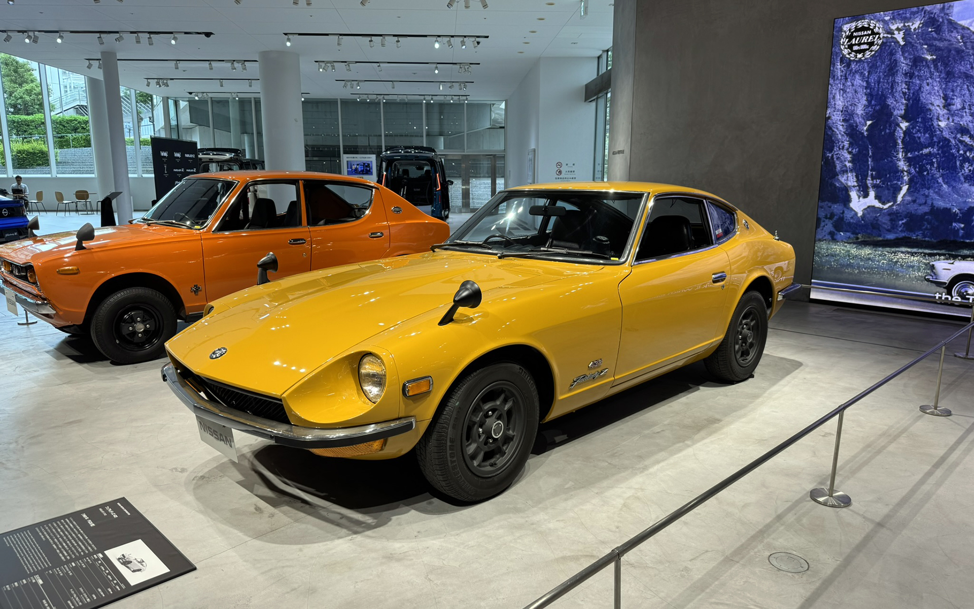 歴代モデルから新型車まで、市販車からレーシングカーまでさまざまなフェアレディZが並べられていました。なお、神奈川県警の車両は240ZGのハイウェイパトロールカー仕様で、現役時代の総走行距離は37万kmオーバー！
