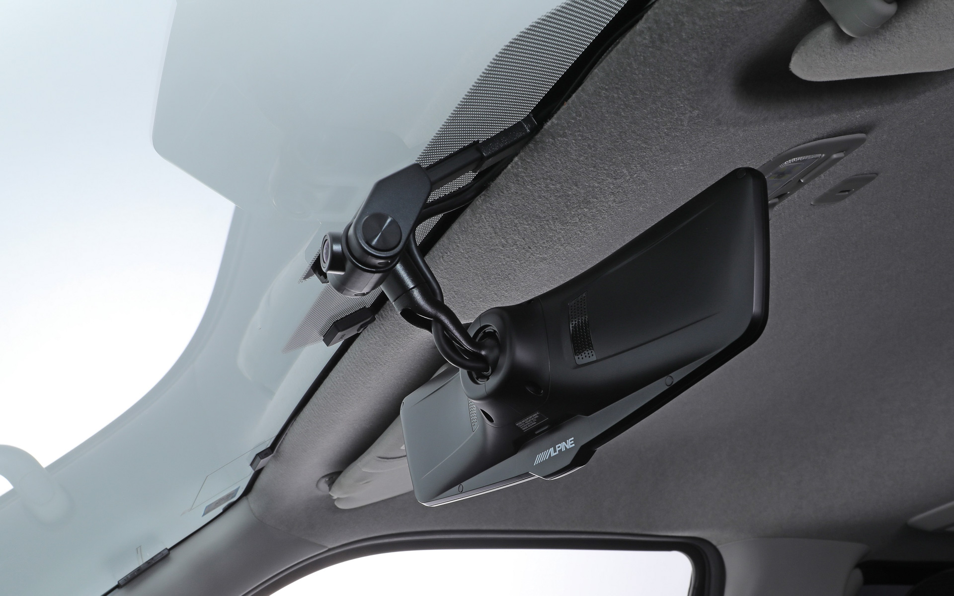 車種専用取り付けキットを利用することで、デジタルミラーをスマートでしっかりと取り付けられる