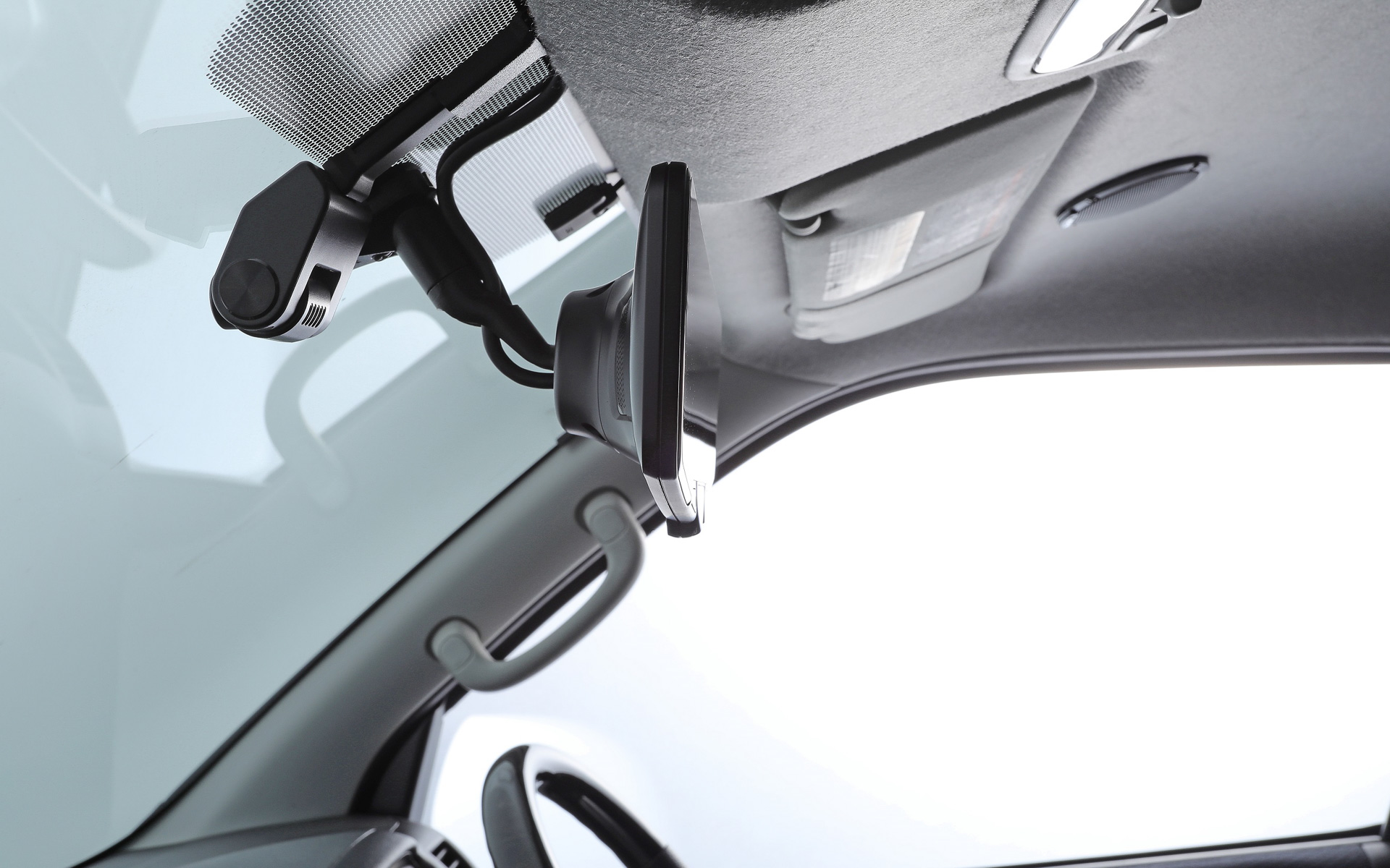 車種専用取り付けキットを利用することで、デジタルミラーをスマートでしっかりと取り付けられる