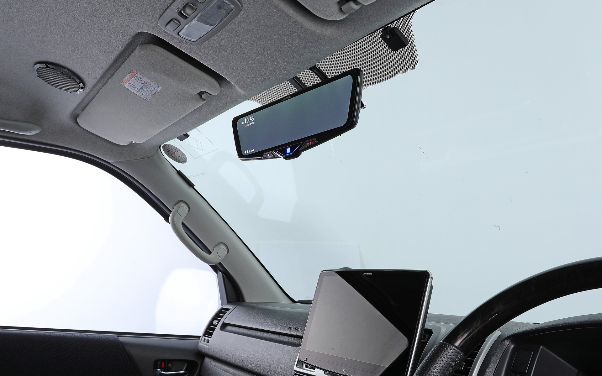 鏡面下側の「インテリジェントクリスタルキー」はドラレコの作動状態に応じて3色の発光を切り替え。駐車録画の作動中は赤く光り、防犯効果も期待できる