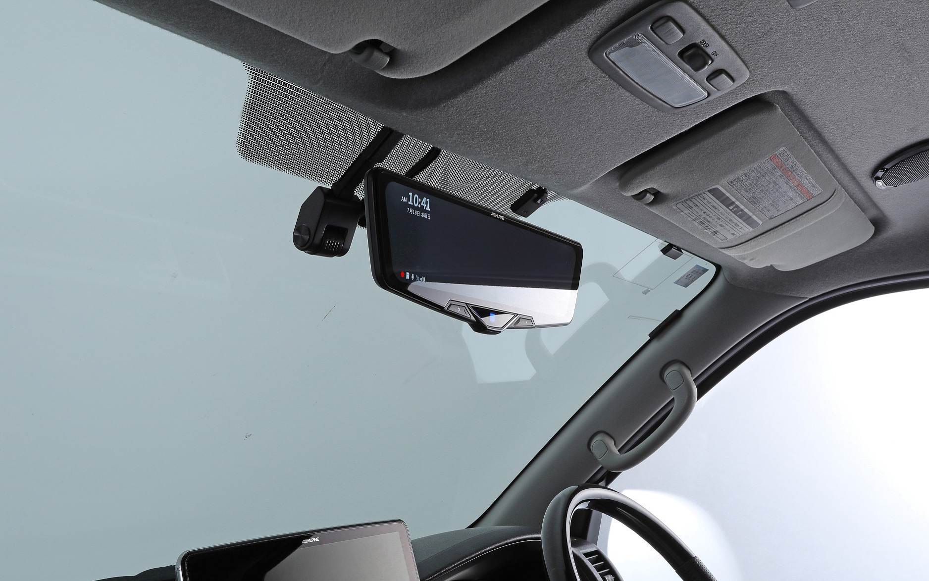 フロントカメラを設置する自由度が高いデジタルミラーと分離した構造を採用