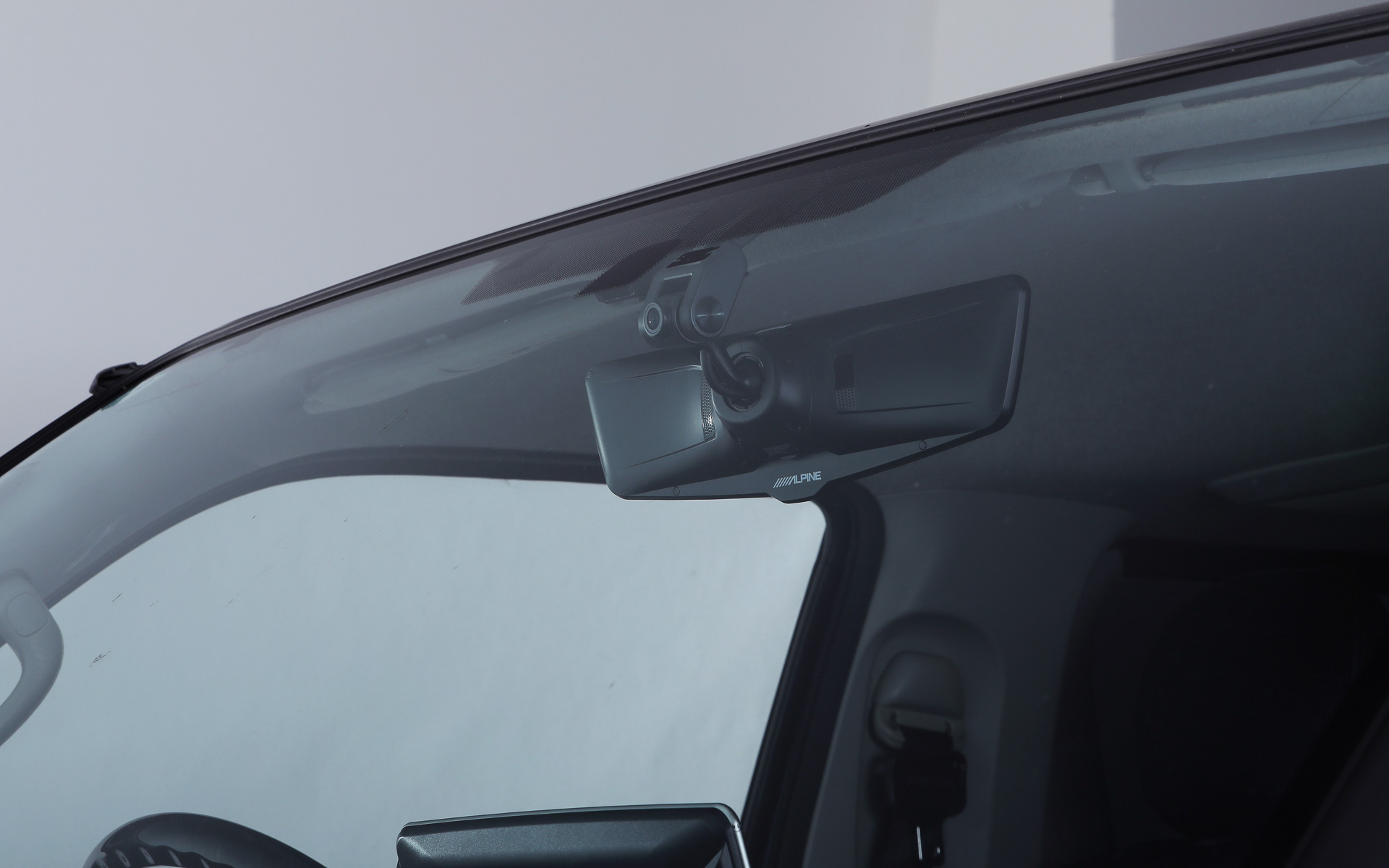 フロントカメラを設置する自由度が高いデジタルミラーと分離した構造を採用