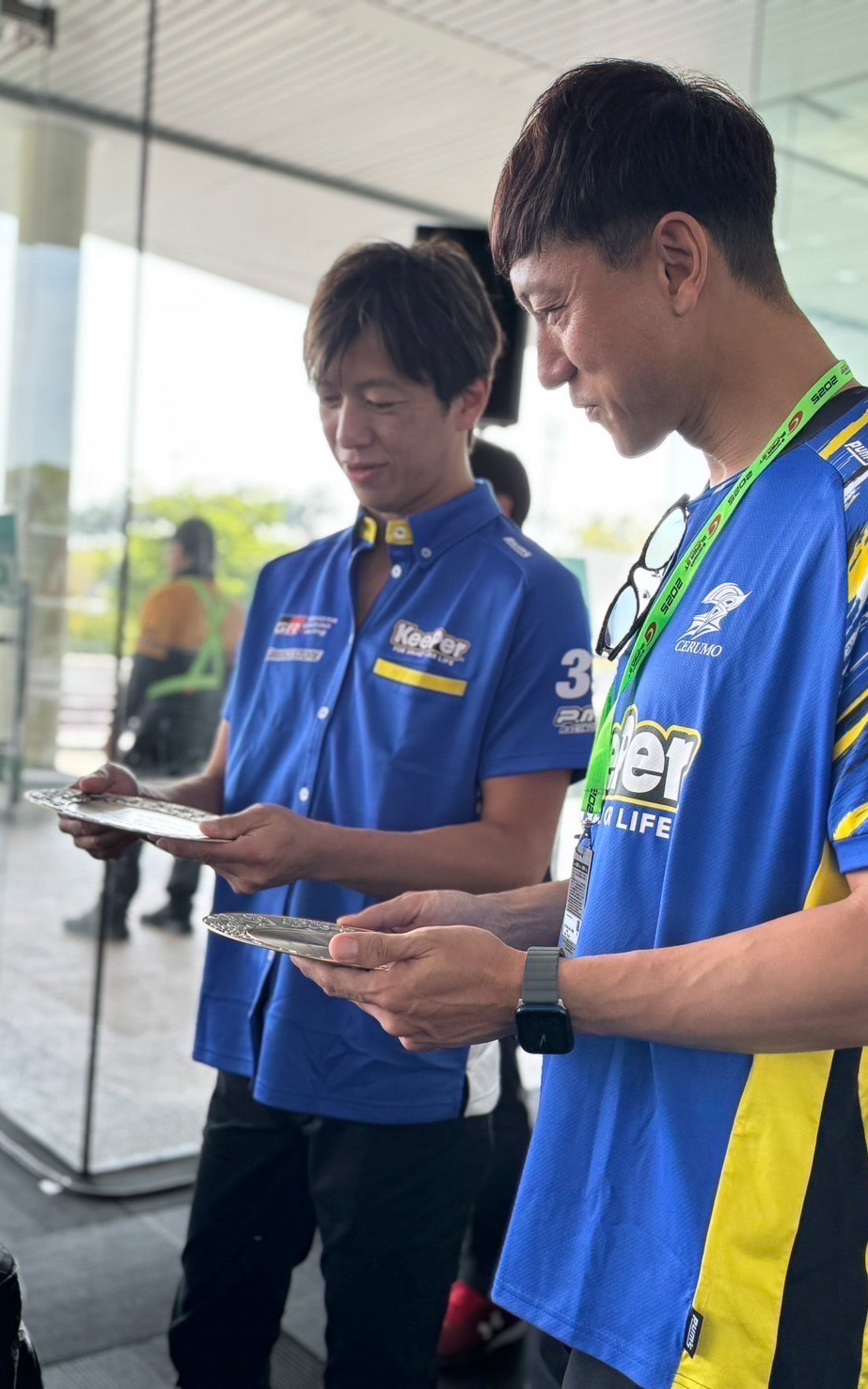 立川監督（左）とプレートを眺める石浦選手（右）