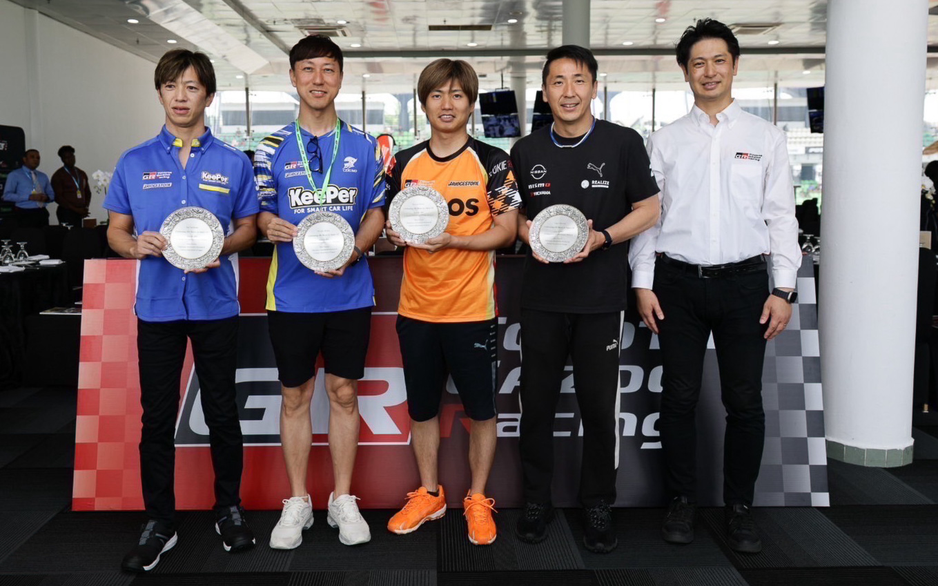 豊田章男 日本自動車会議所会長より、スーパーGT出走記念プレートが各ドライバーに贈呈された。写真左から立川祐路監督、石浦宏明選手、大嶋和也選手、松田次生選手、TOYOTA GAZOO Racing モータースポーツ部 加地雅也部長