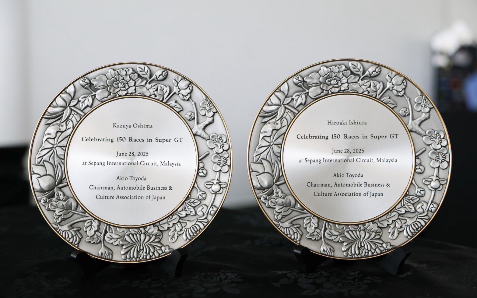石浦選手と大嶋選手のGTデビューは同期。150戦を記念したプレートが贈られた