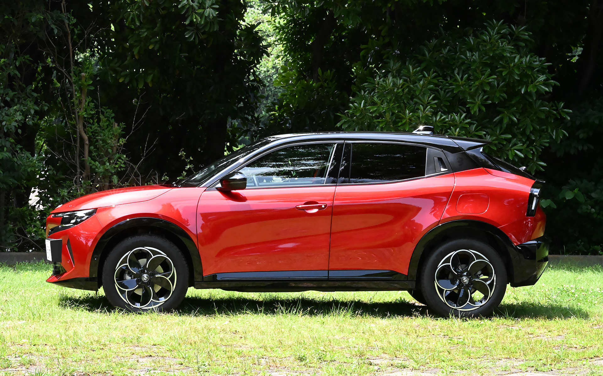 ボディサイズは4195×1780×1585mm（全長×全幅×全高）、ホイールベースは2560mm。車両重量は1330kg