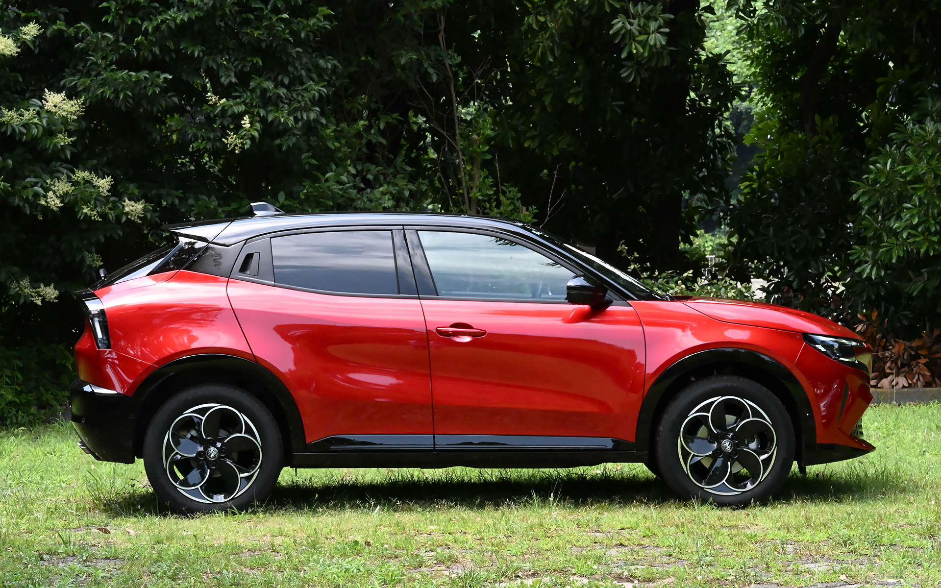 ボディサイズは4195×1780×1585mm（全長×全幅×全高）、ホイールベースは2560mm。車両重量は1330kg