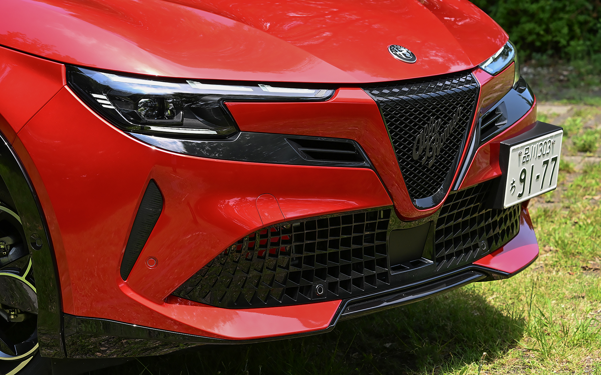 トリノを拠点とするデザインセンター「アルファ ロメオ・チェントロスティーレ」によるエクステリアデザインは、三眼ヘッドライトや進化したトライローブ(三つ葉)形状のフロントグリル、1960年代にアルファ ロメオが先駆けて用いた空力特性のためにリアエンドを断ち切ったデザイン手法“コーダトロンカ”など、随所にアルファ ロメオの伝統的なデザインを採用。機能的かつ情熱的なイタリアン・デザインを体現している。また、ジュニア イブリダ プレミアムは「グロスブラックボディキット」が標準装備される。足下には18インチ ペタリ アルミホイールとグッドイヤー「EfficientGrip Performance 2」(215/55R18)を装着